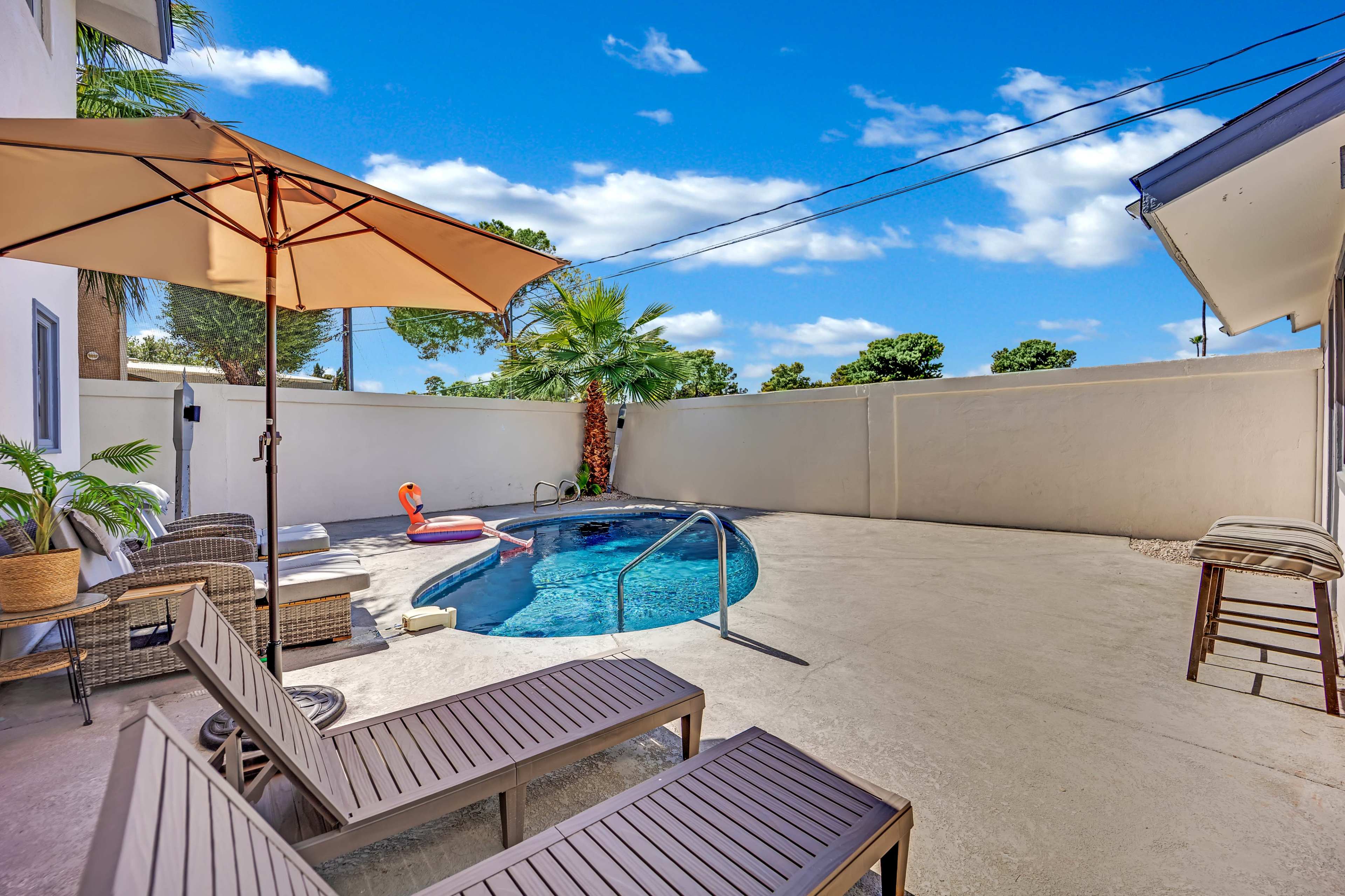 4300sqft Las Vegas Golf Course Estate w/ Pool, Sauna, Hot tube, Near Strip Image in Paradise, Las Vegas, NV