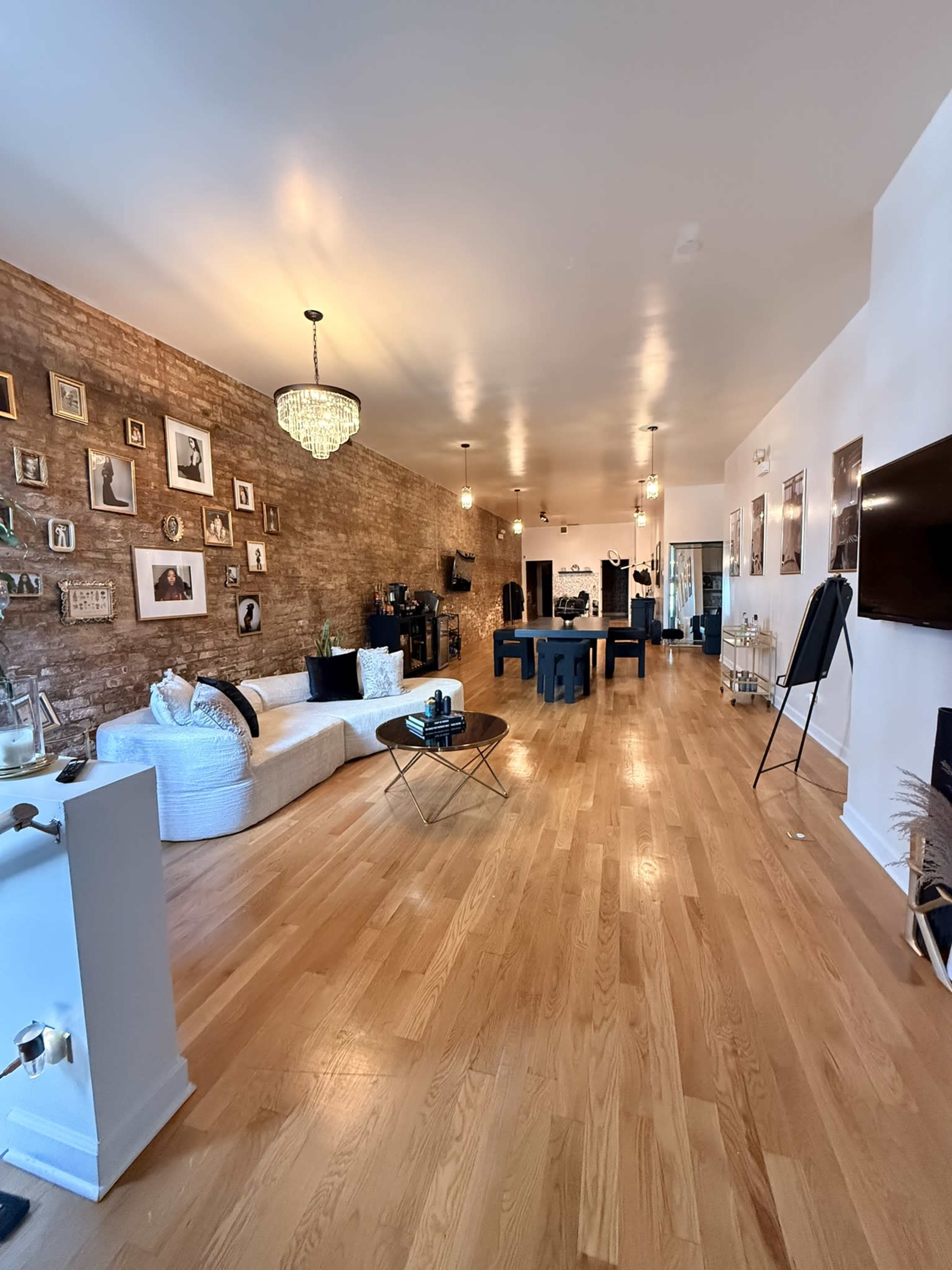 Upscale River West Meeting Space with Exposed Brick Image in West Town, Chicago, IL