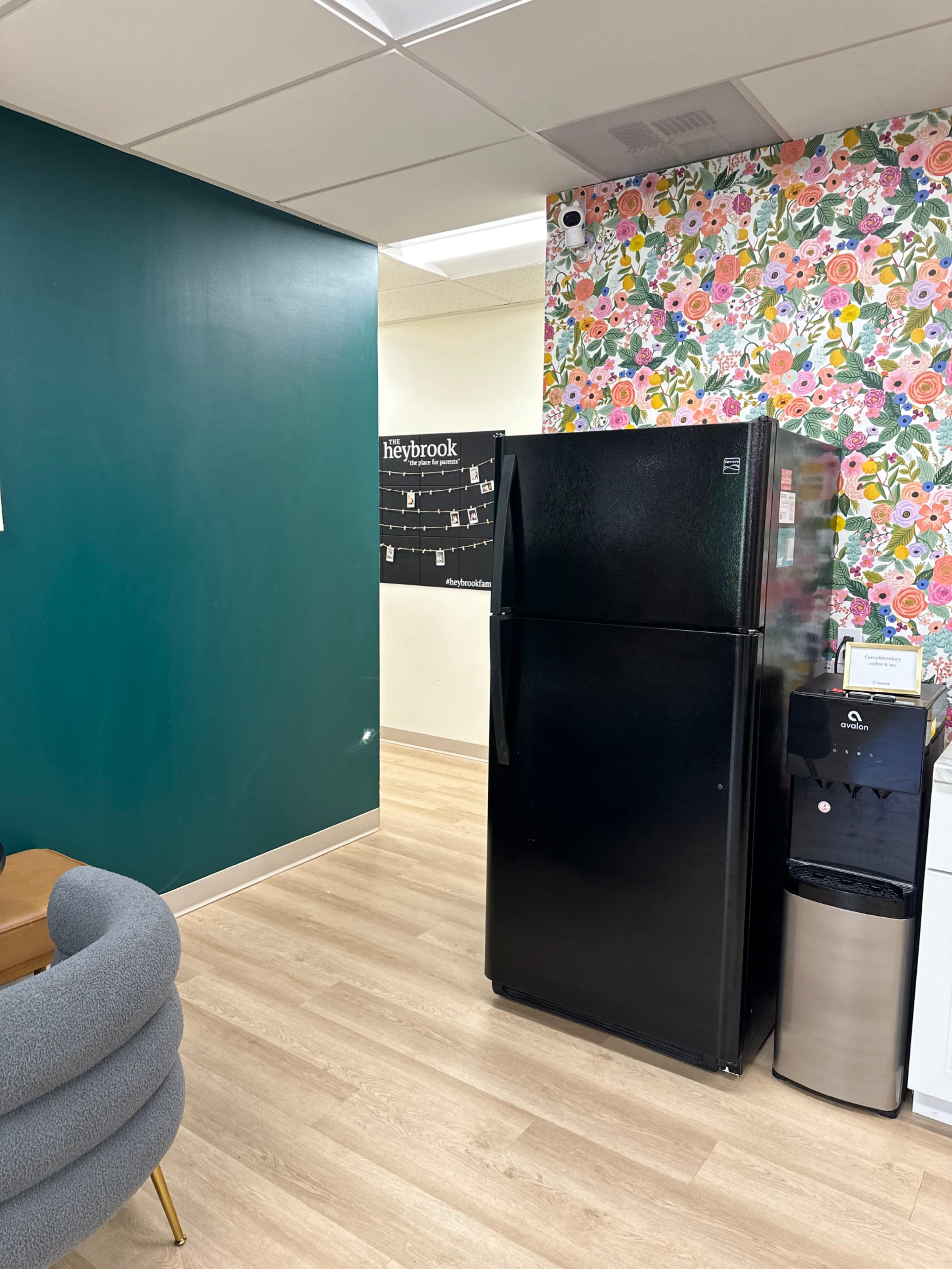 Large Open Studio + Lounge Area Image in Lakeview, Kirkland, WA