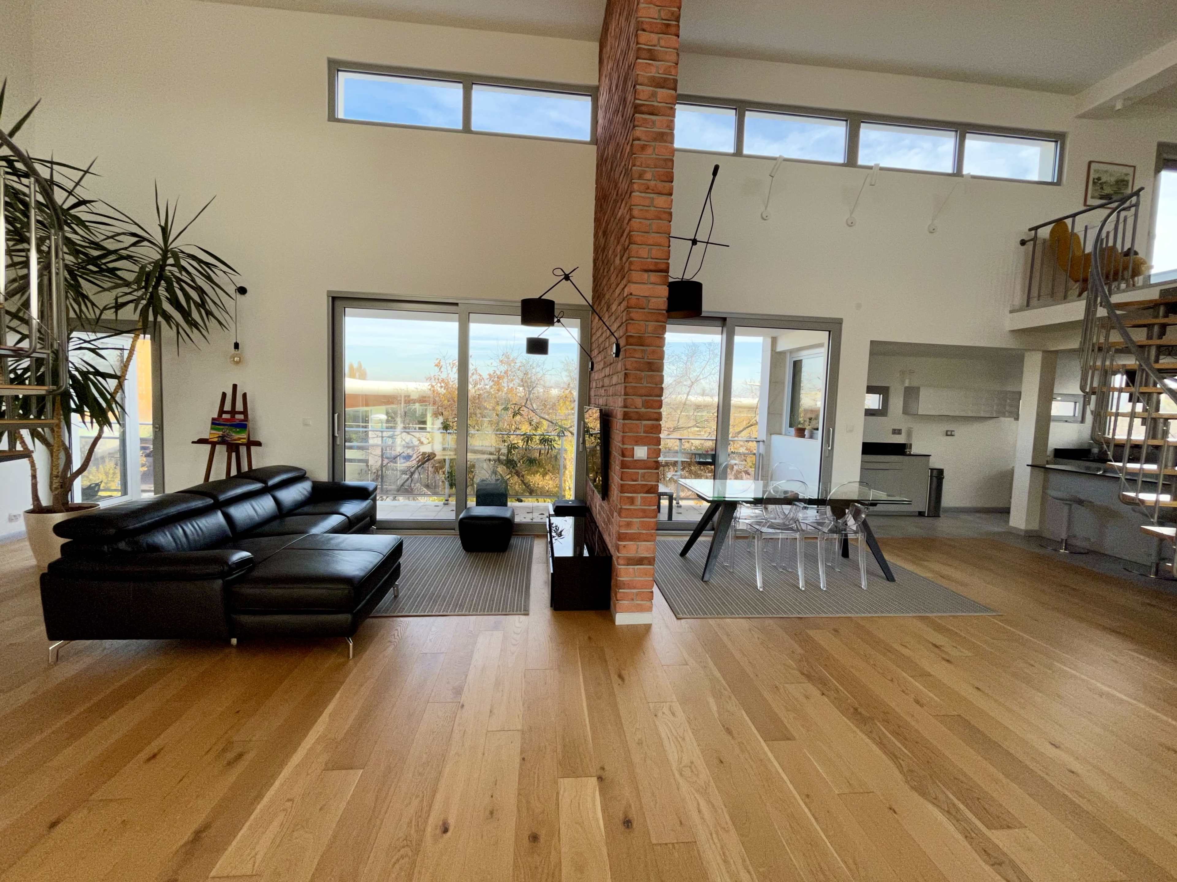 Loft atypique lumineux 6m sous plafond & terrasse Image in , Gennevilliers