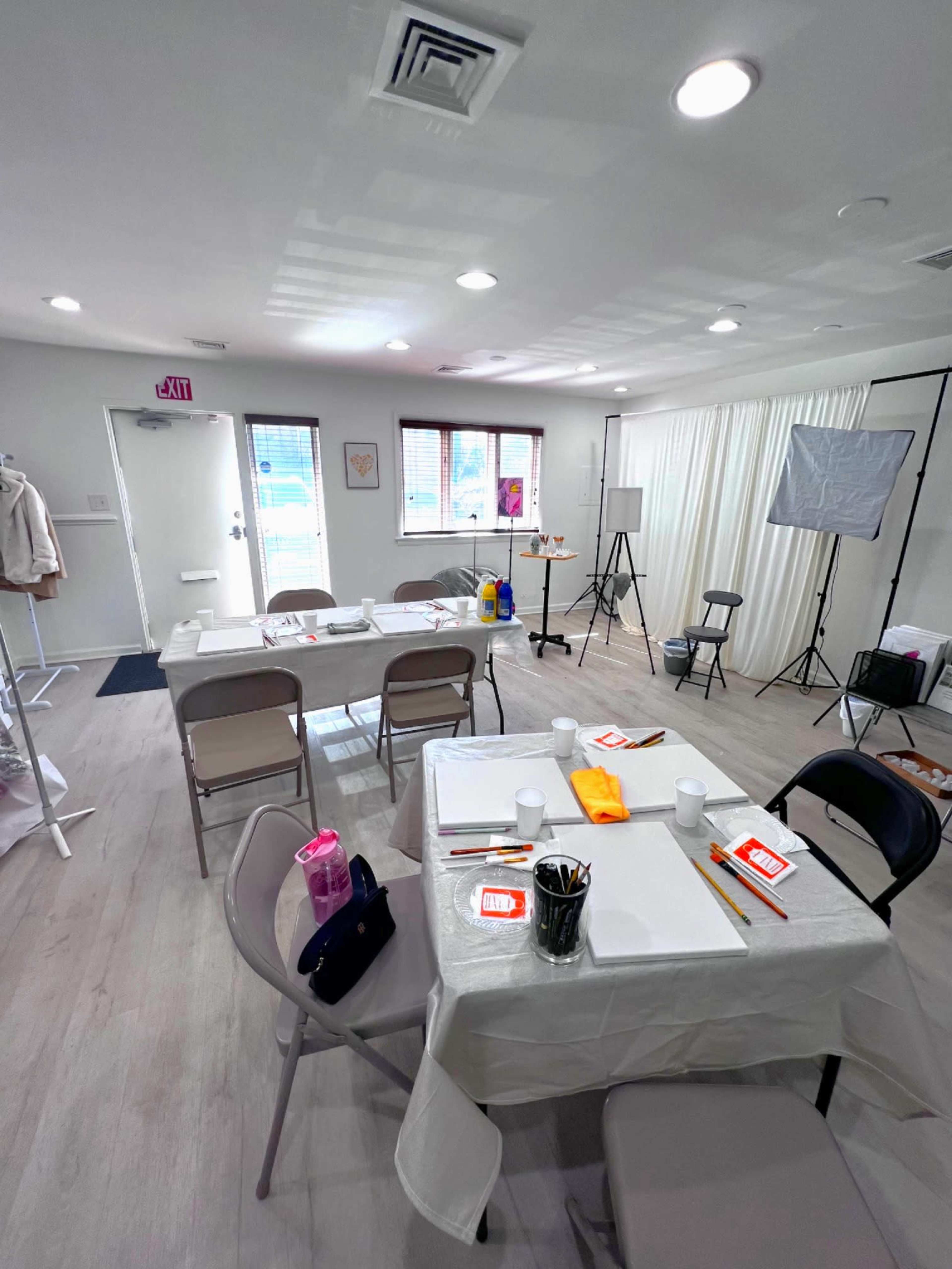 Private Luxury Studio for experienced photographers, with private entrance, 1st floor no steps Image in Merrifield, Falls Church, VA