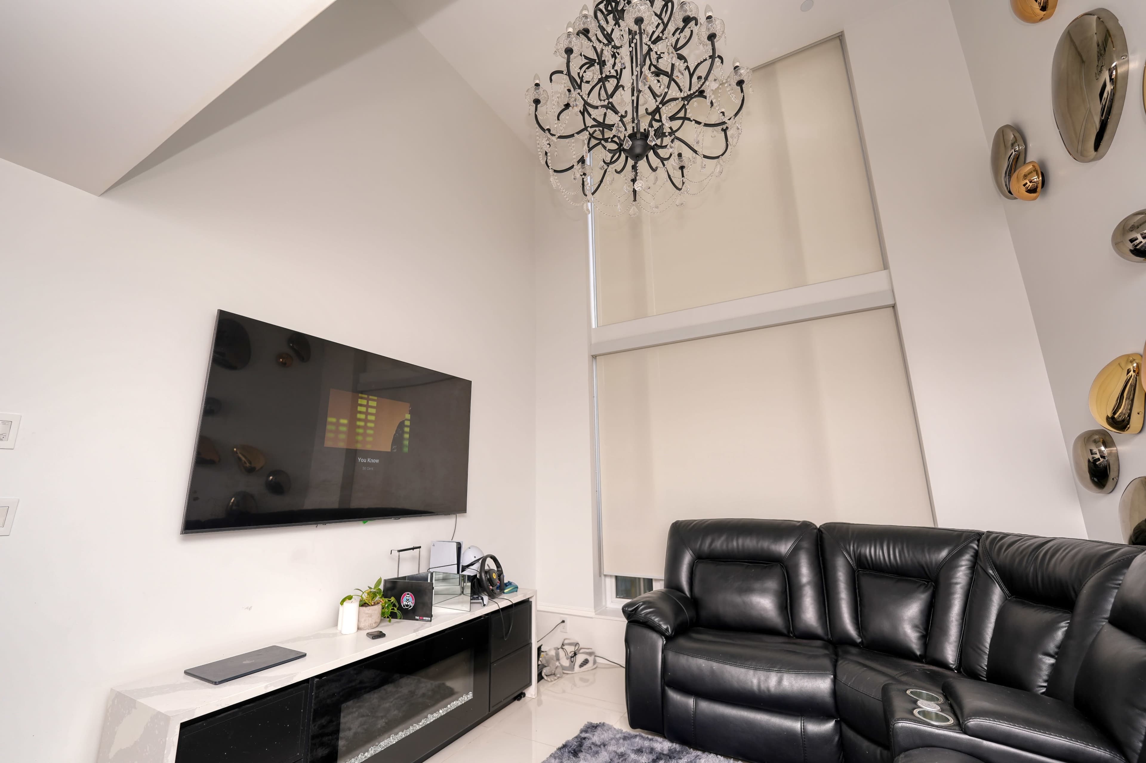 Elegant two level retreat with hot tub  views Image in Central Vancouver, vancouver, BC