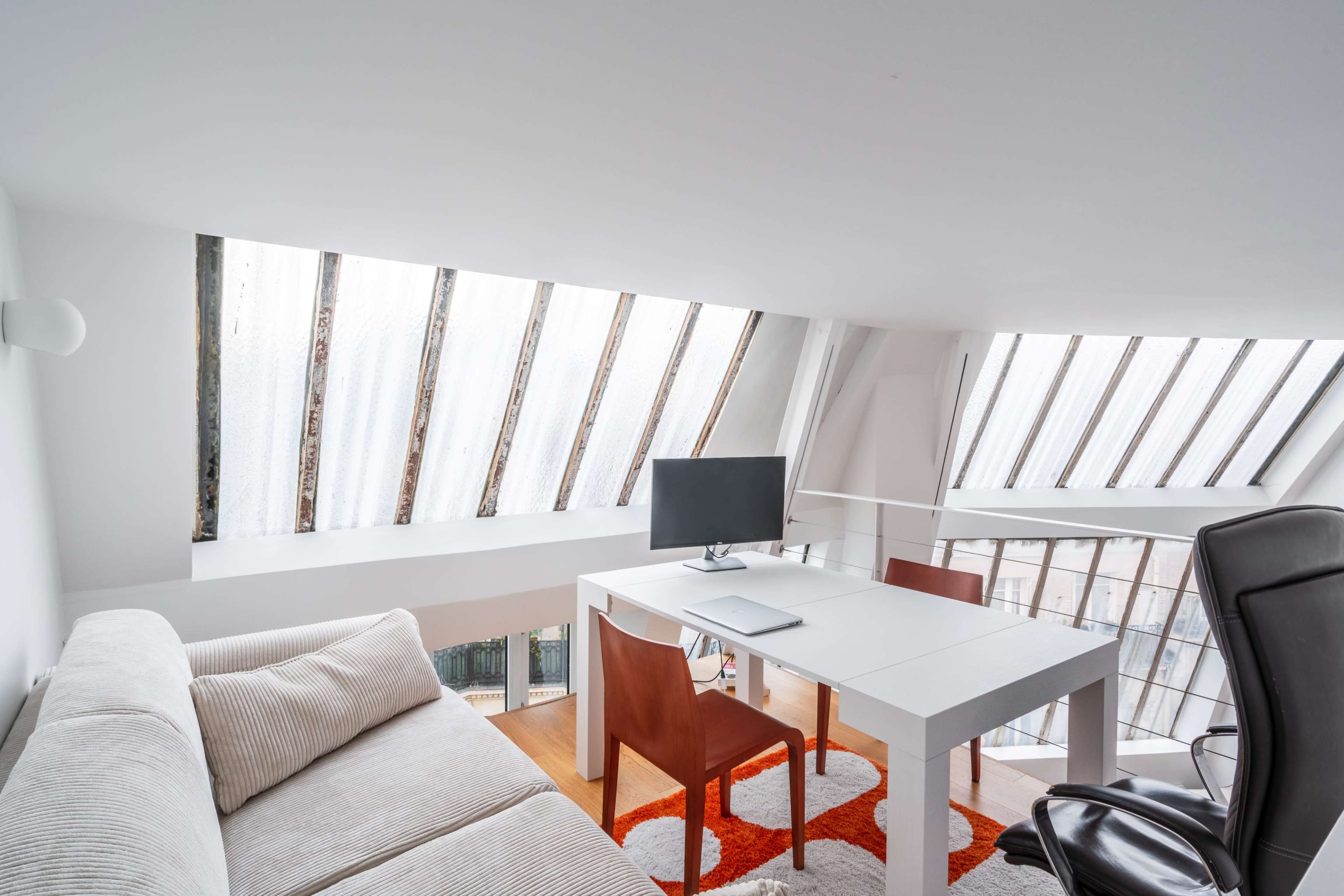 Atelier d'artiste avec vue sur la Tour Eiffel Image dans Dupleix, Paris, 
