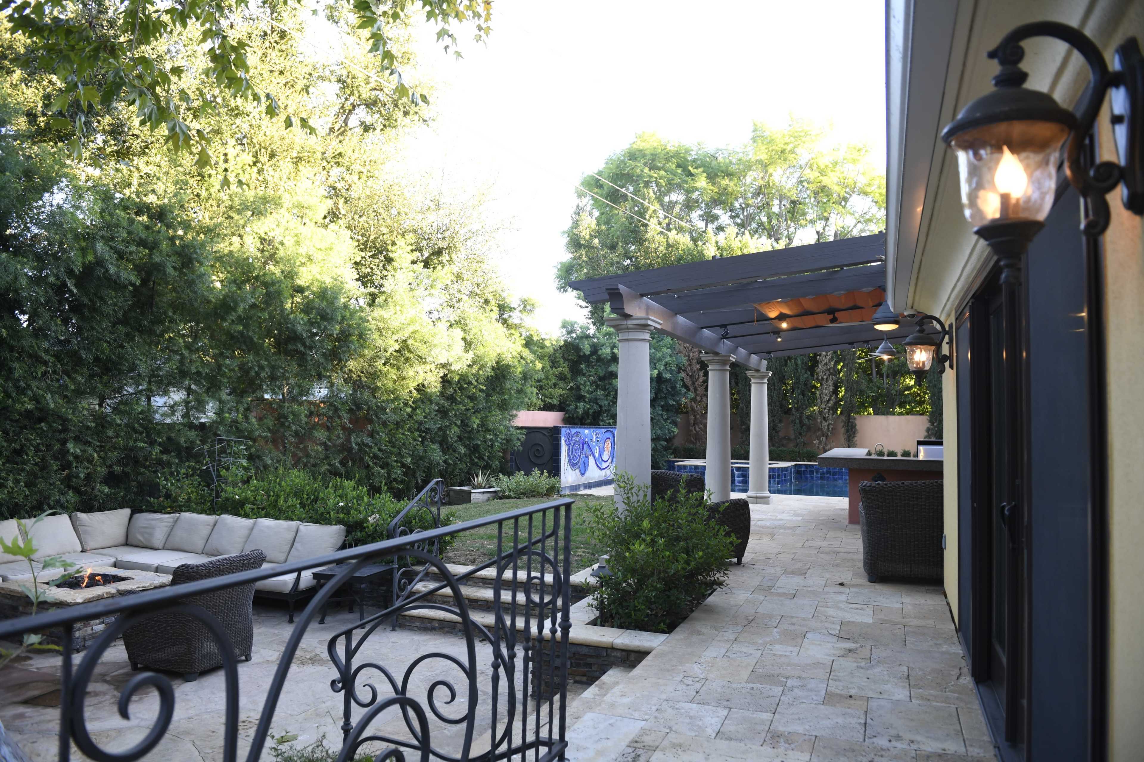 A Private Spanish-Style Haven for Film, Photoshoots, and Creative Productions Image in Encino, encino, CA