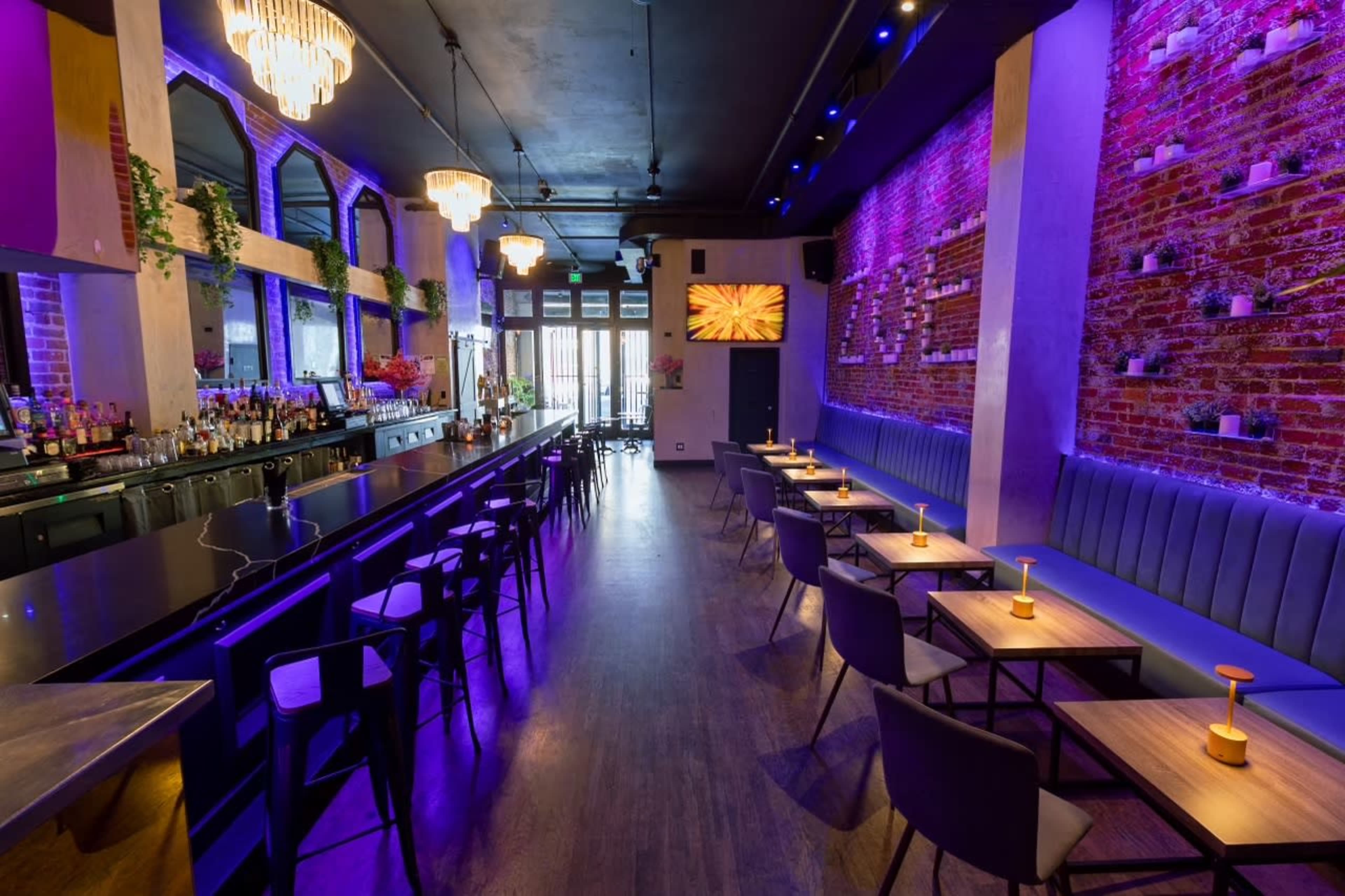 Bar and lounge serving food & drinks in Soma close to Salesforce and Linkedin Image in SoMa, San Francisco, CA
