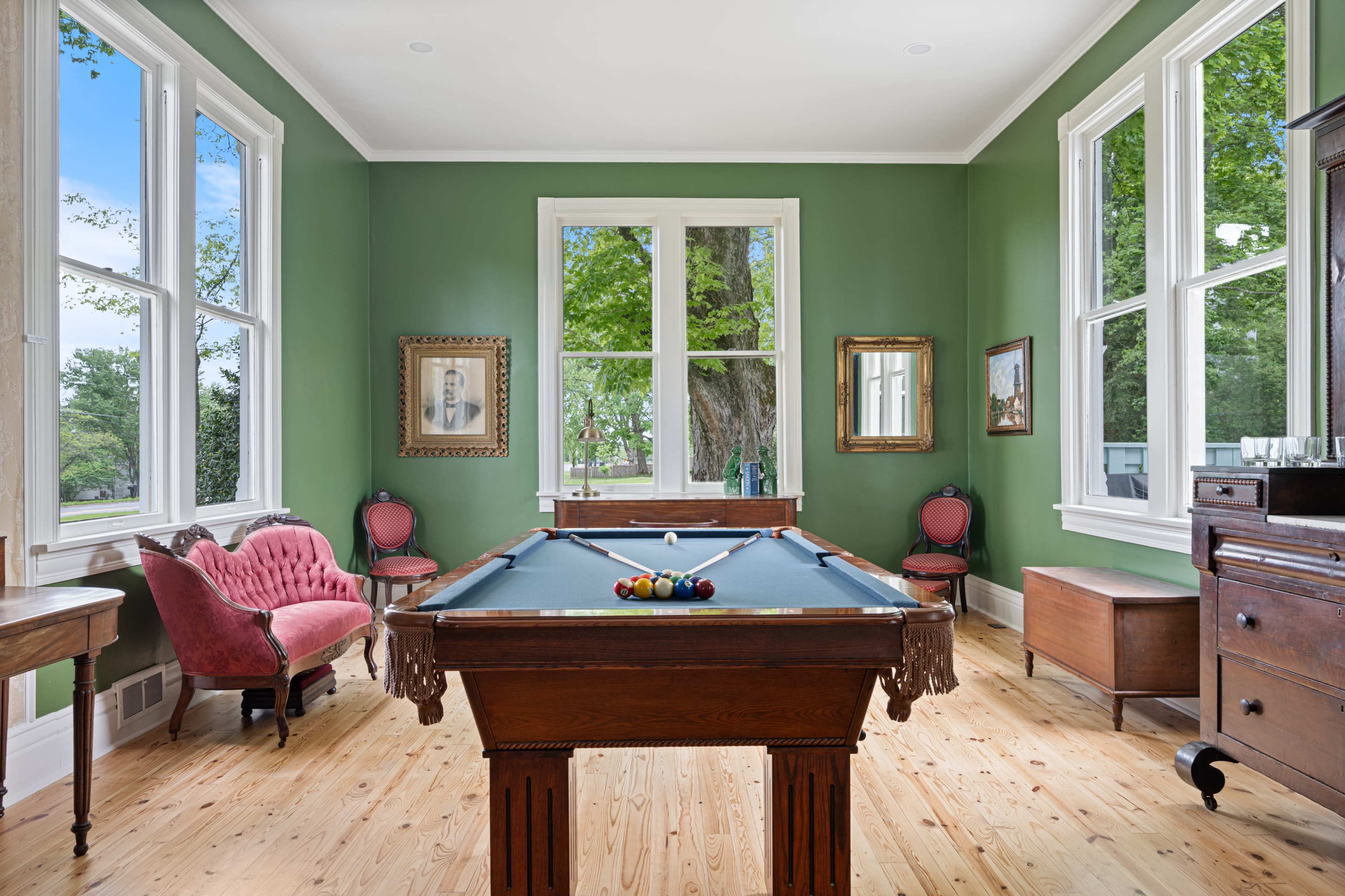 Charming Downtown Home W/ Large Yard, Many Gathering Areas And Speakeasy Image in Murfreesboro, Murfreesboro, TN