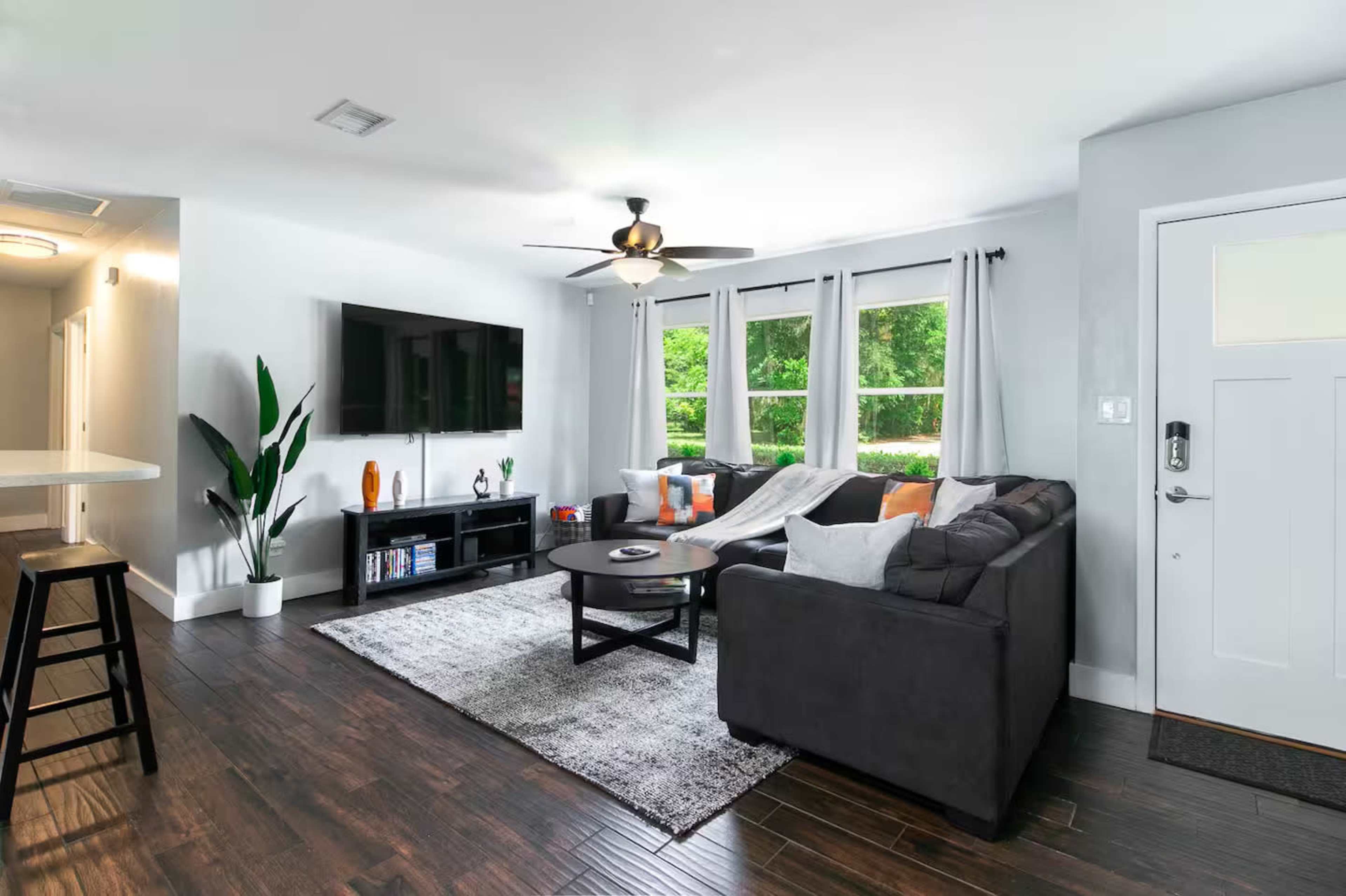 ~The Oasis House w/ New Salt Pool & Game Room| Close to Everything in Gainesville~ Image in Woodland Terrace, Gainesville, FL