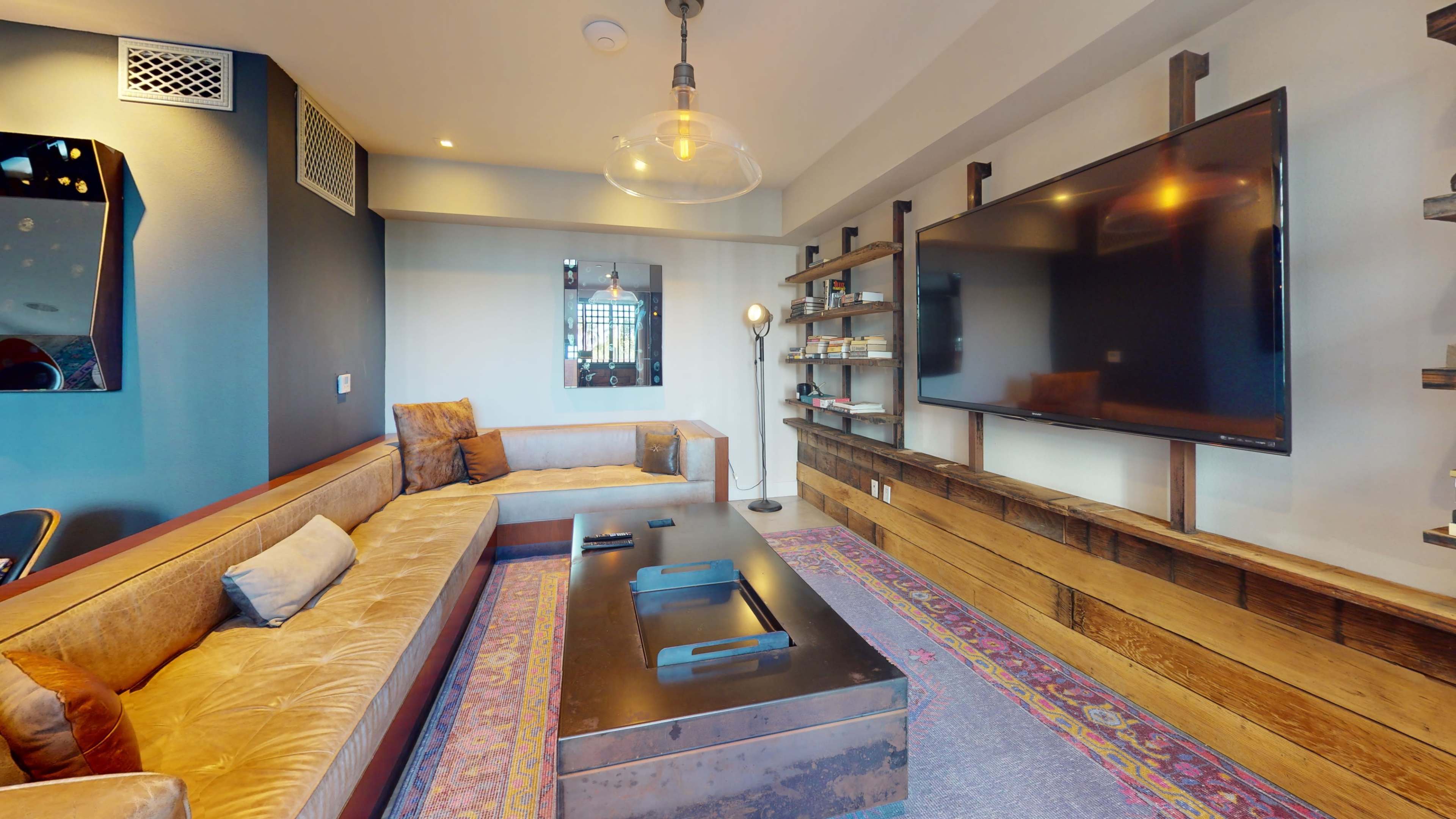 Amazing Lounge with Kitchenette Image in Bankers Hill, San Diego, CA