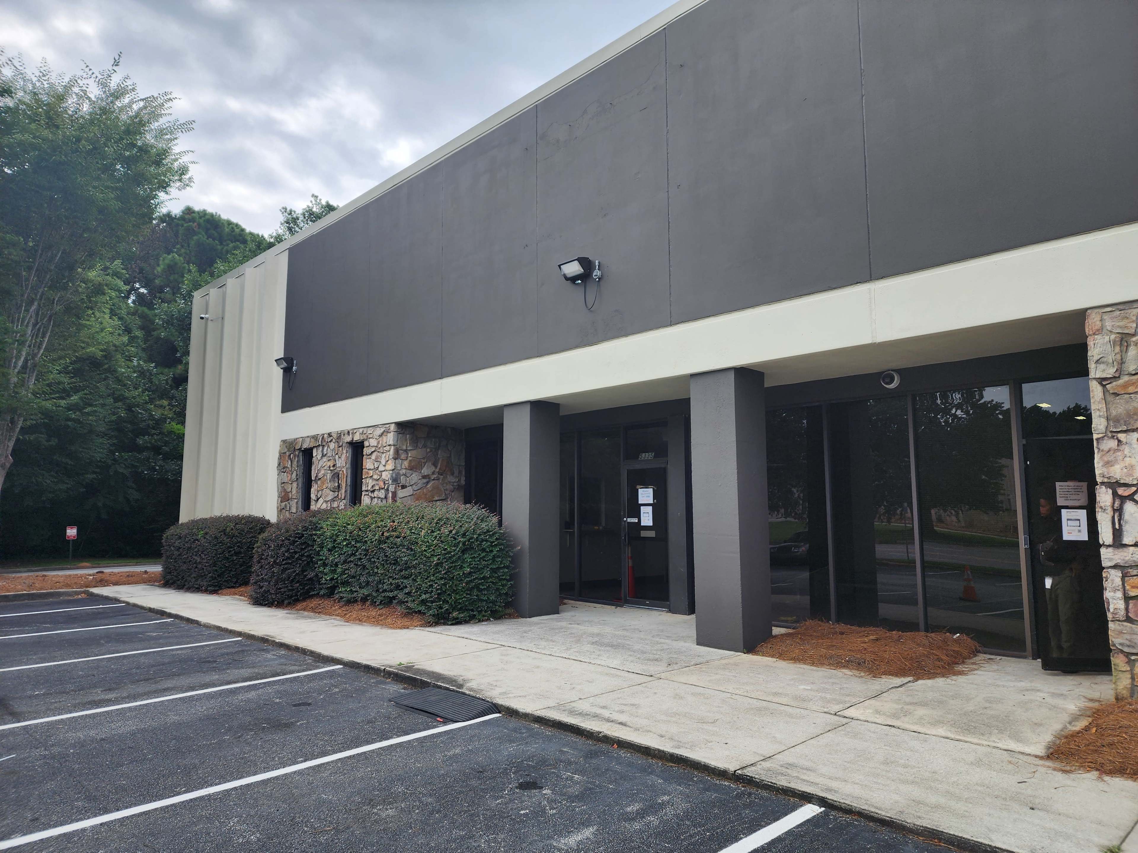 Decatur Warehouse/Office space with 4 loading docks Image in Stonecrest, Decatur, GA