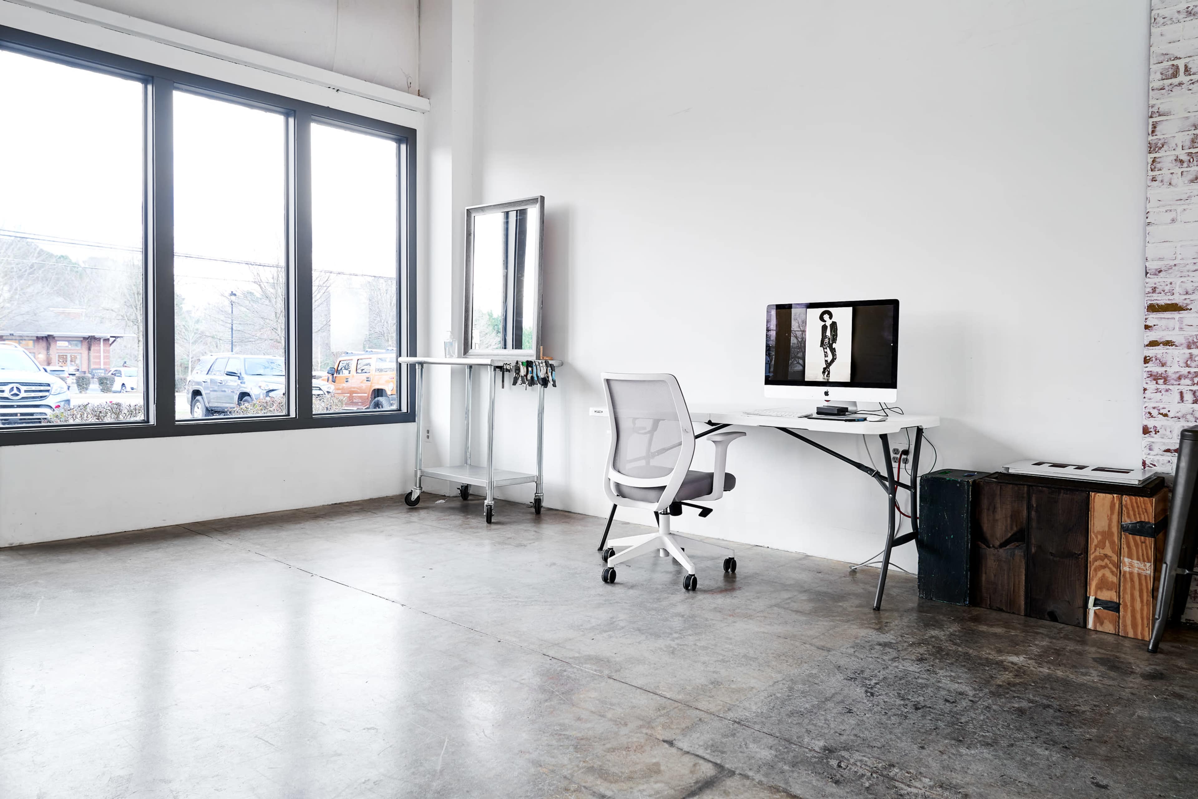 Photo studio with beautiful natural light and visible free parking Image in Tyrone, Tyrone, GA