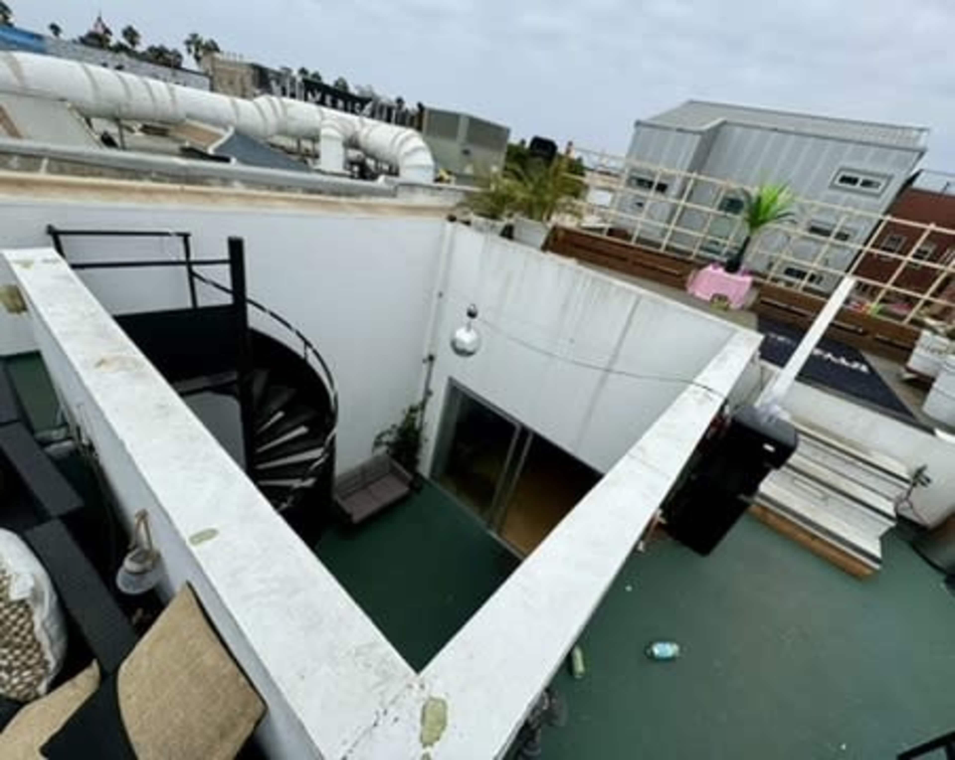 Underneath the Venice Sign - 4,000sf Ground Floor Retail, Top Floor/Rooftop 4 Bed/4Bath Event Gallery Space for Pop-ups and Branding Image in Venice, Venice, CA