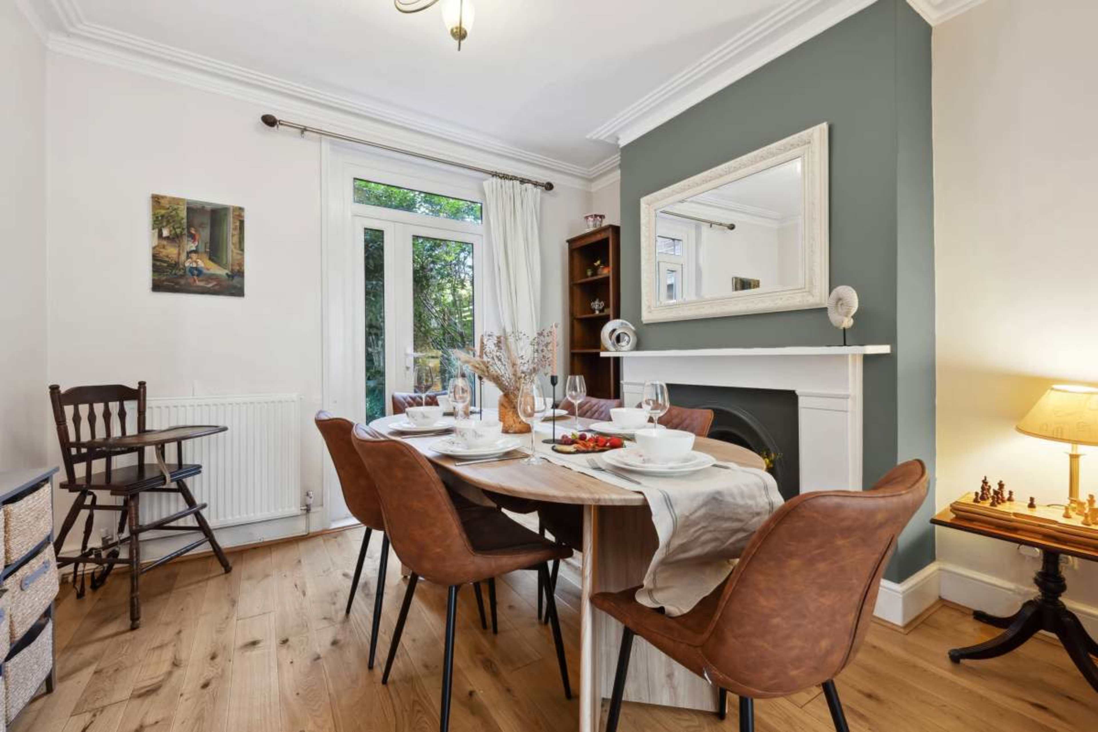3-BR Stylish House, Sleeps 6 - Aylesbury Road Image in Winchester, Winchester, ENG
