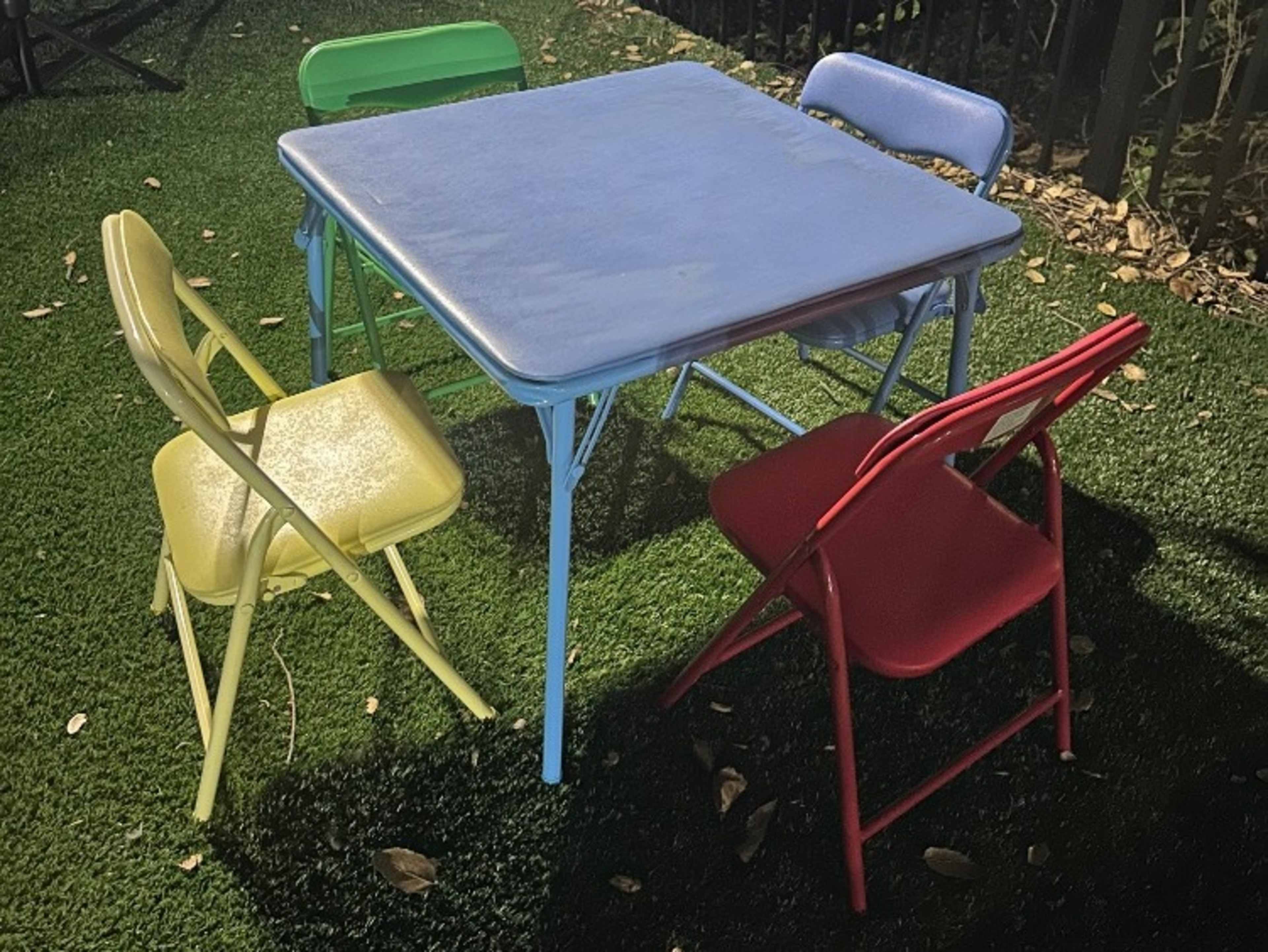 Kids table & chairs 