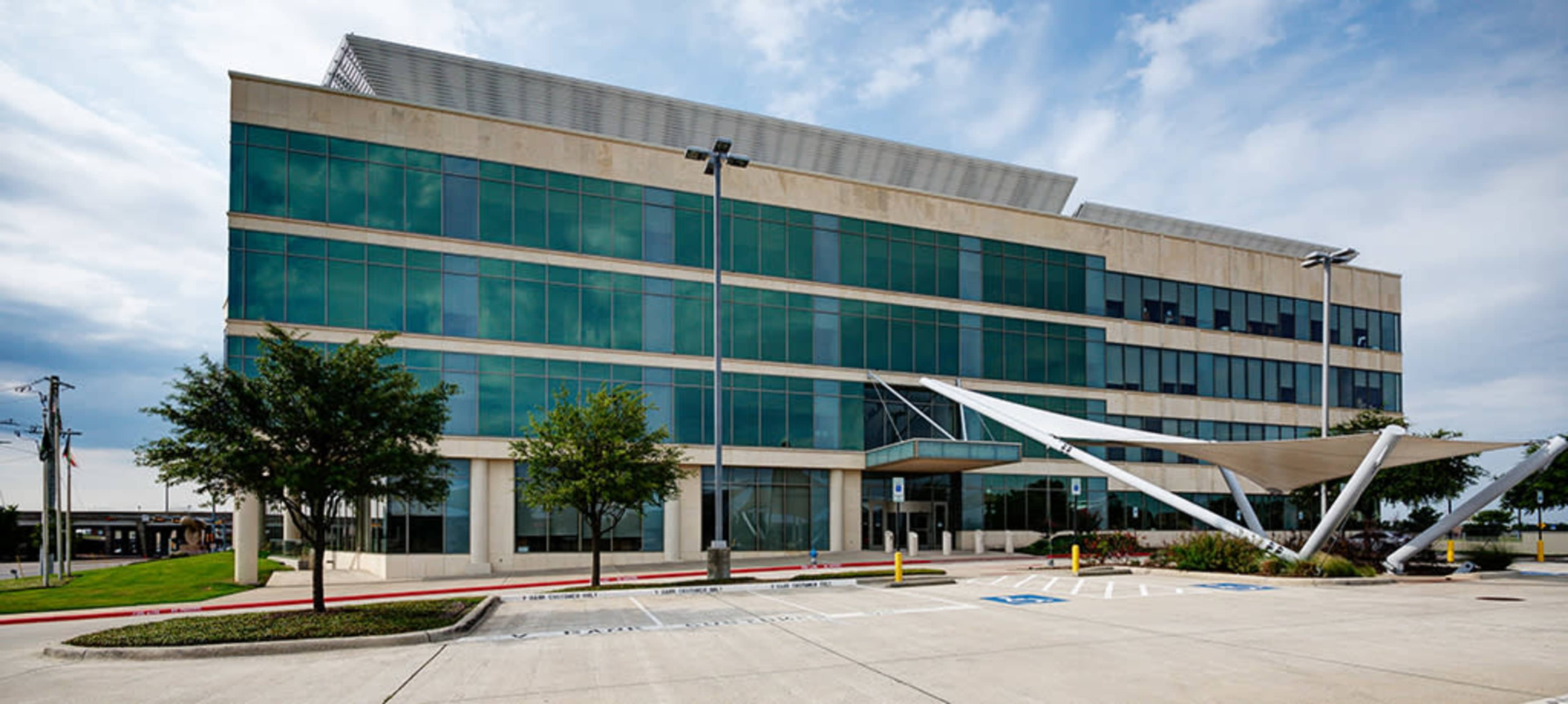 Private Day Office! Convenient location at the corner of Lake Forest and Hwy 121 in the Valliance Bank Building Image in , McKinney, TX