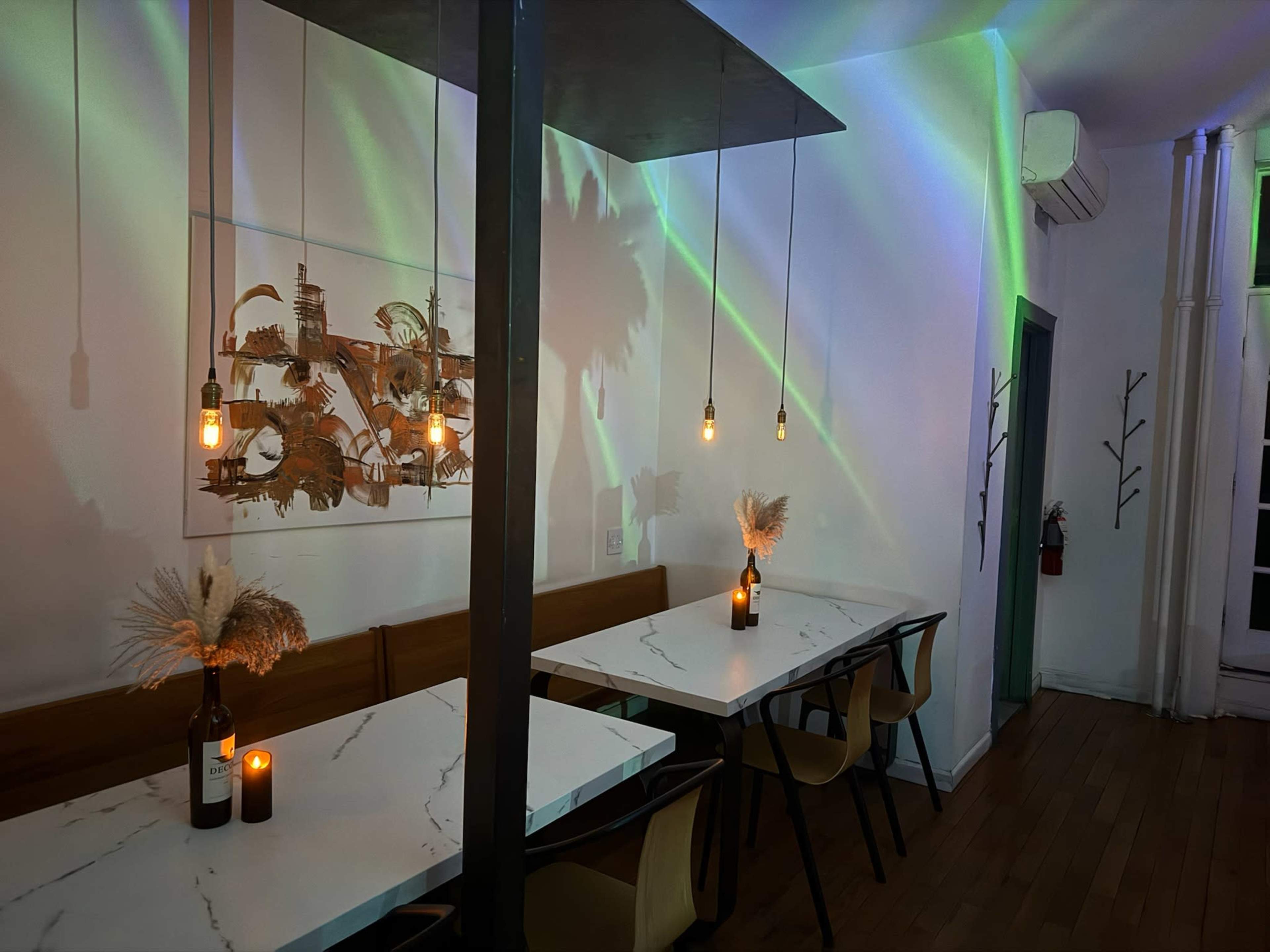Chic Café & Wine Bar in Williamsburg with 5 Digital Screens Image in Williamsburg, Brooklyn, NY