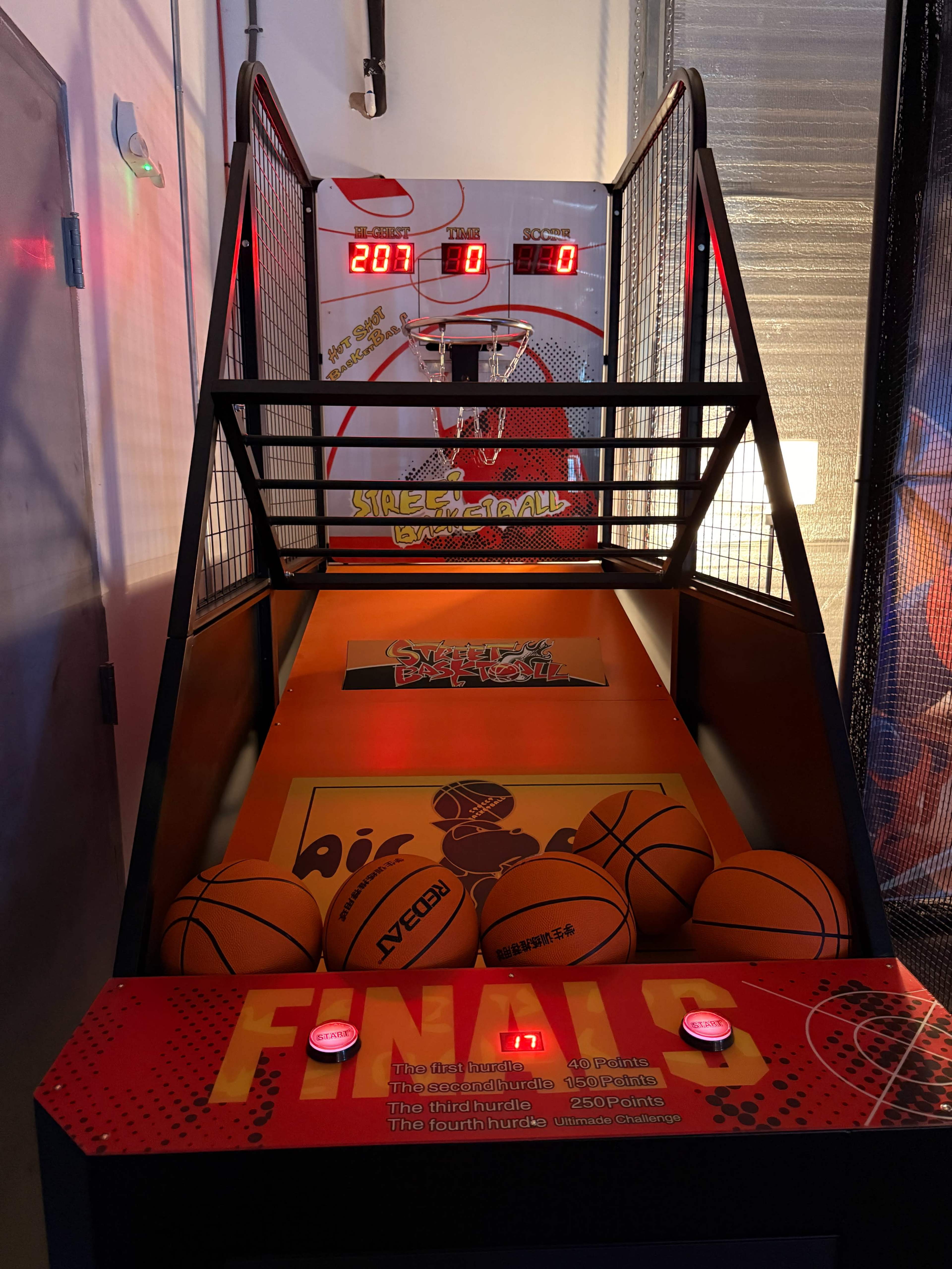The image shows a basketball arcade game with a scoreboard displaying the score as 207 to 0.