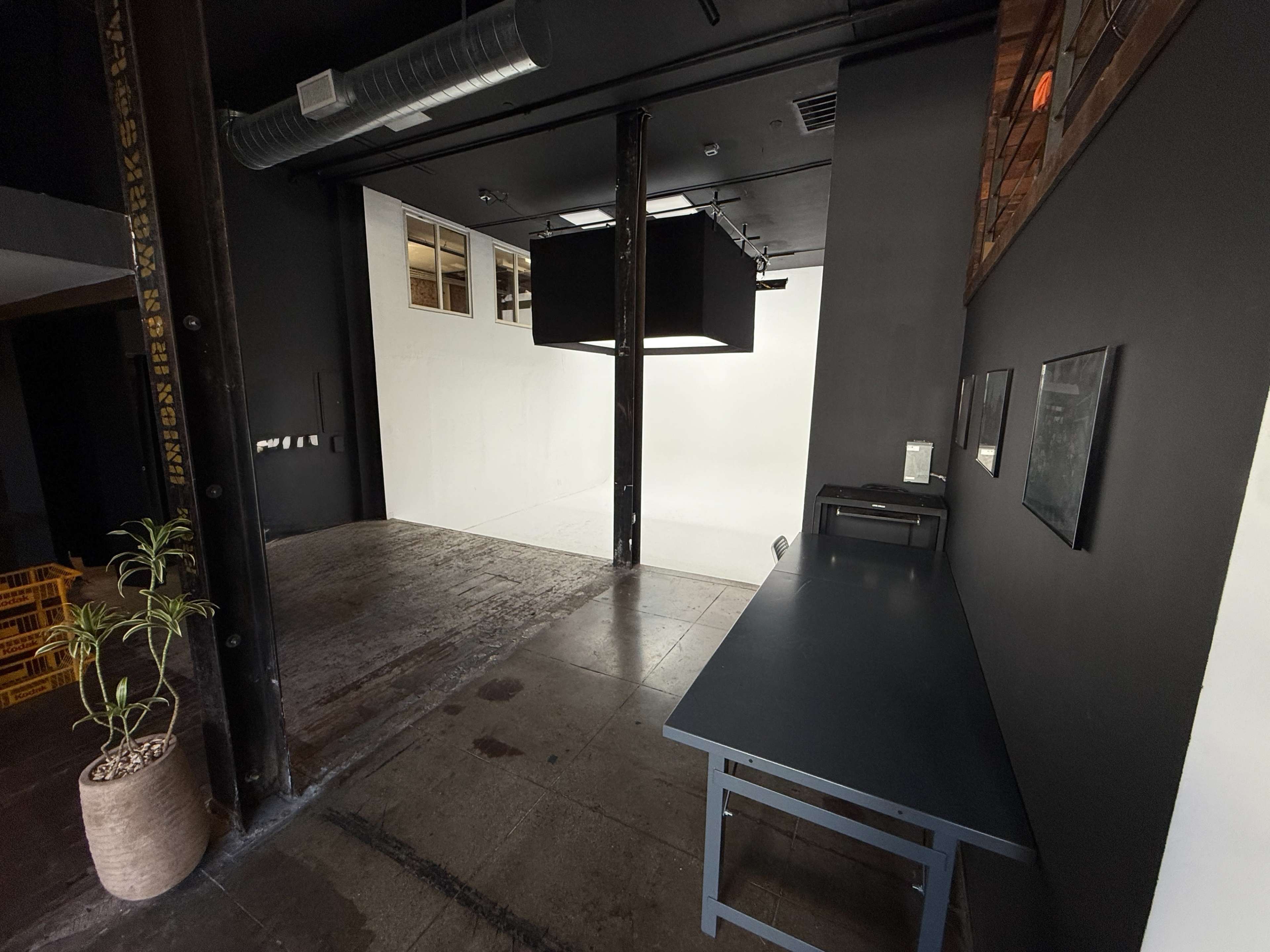 Photography Studio with Prelit Cyc Wall and Dressing Room in Film Lab Image in Central LA, los angeles, CA