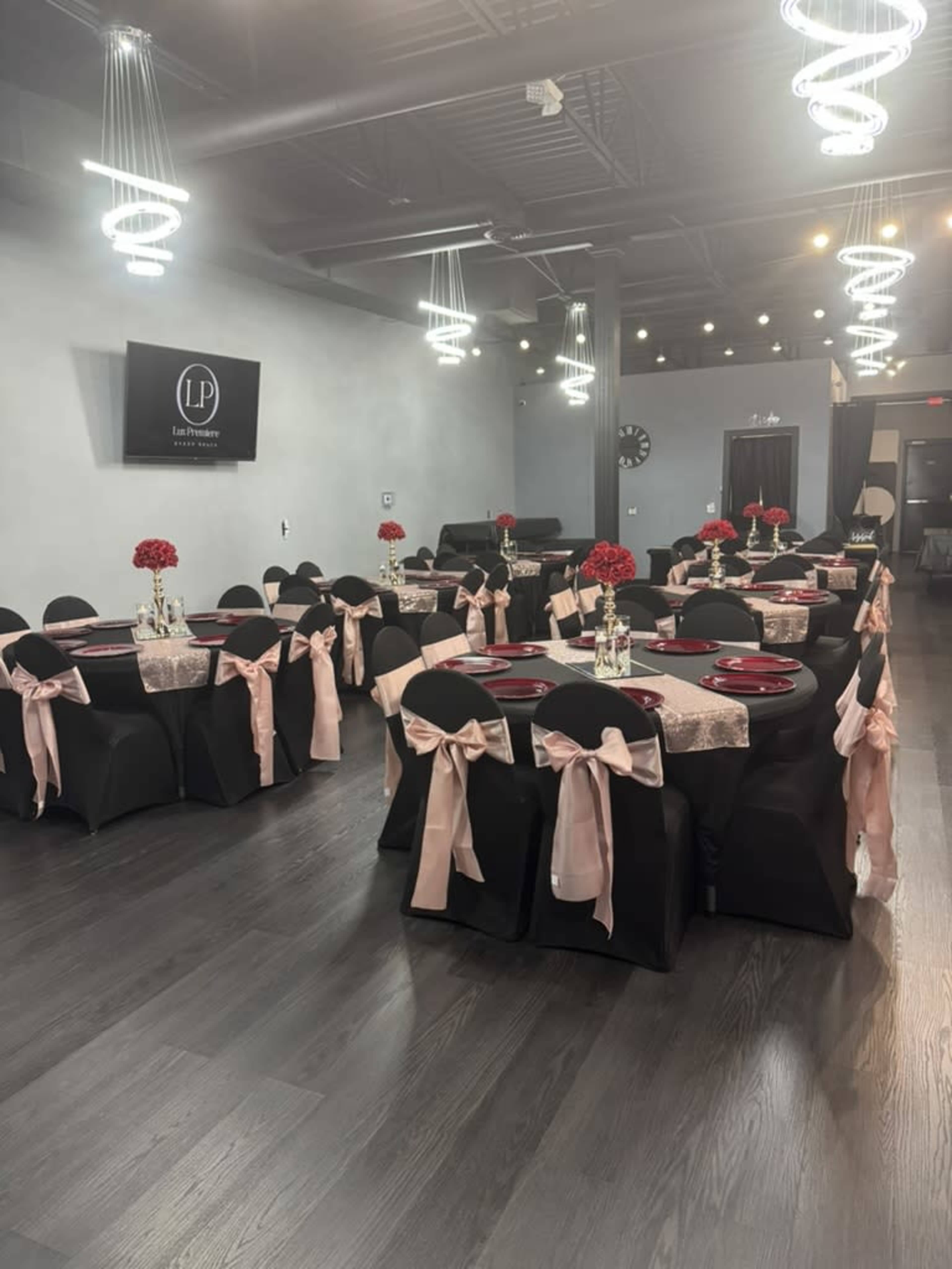 Elegant Chic Event Space Image in Sni-A-Bar Township, Independence, MO