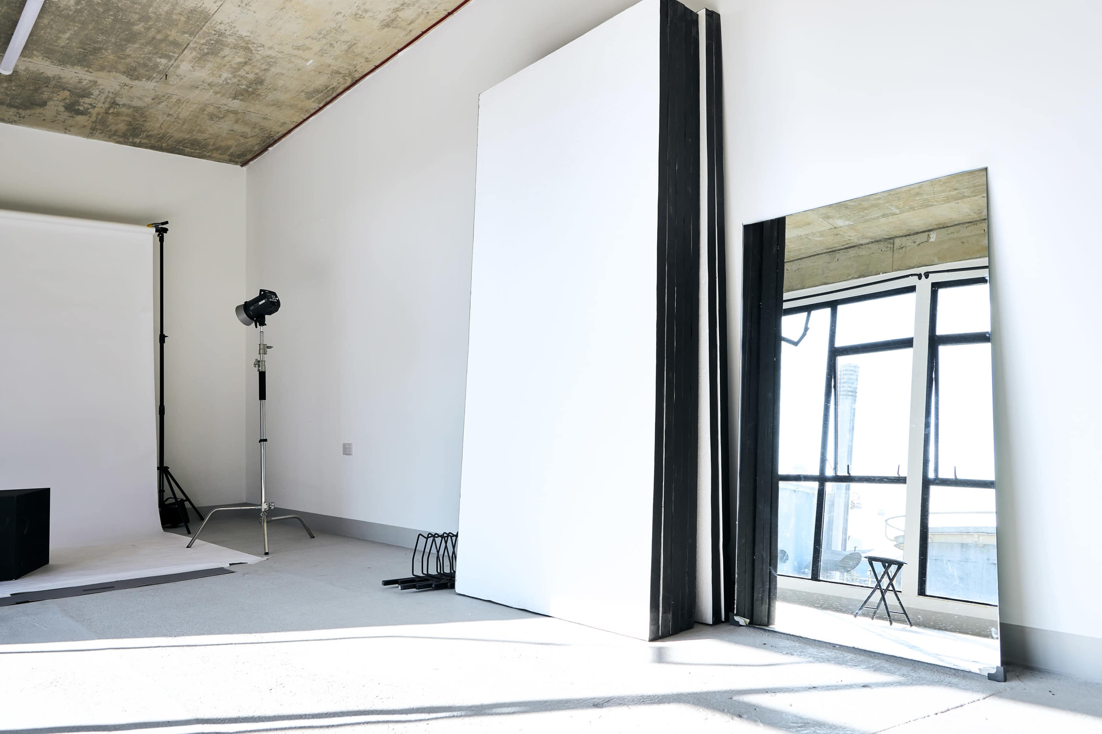 Versatile Studio E16 – Natural Light & Blackout Curtains Image in Royal Docks, London, ENG