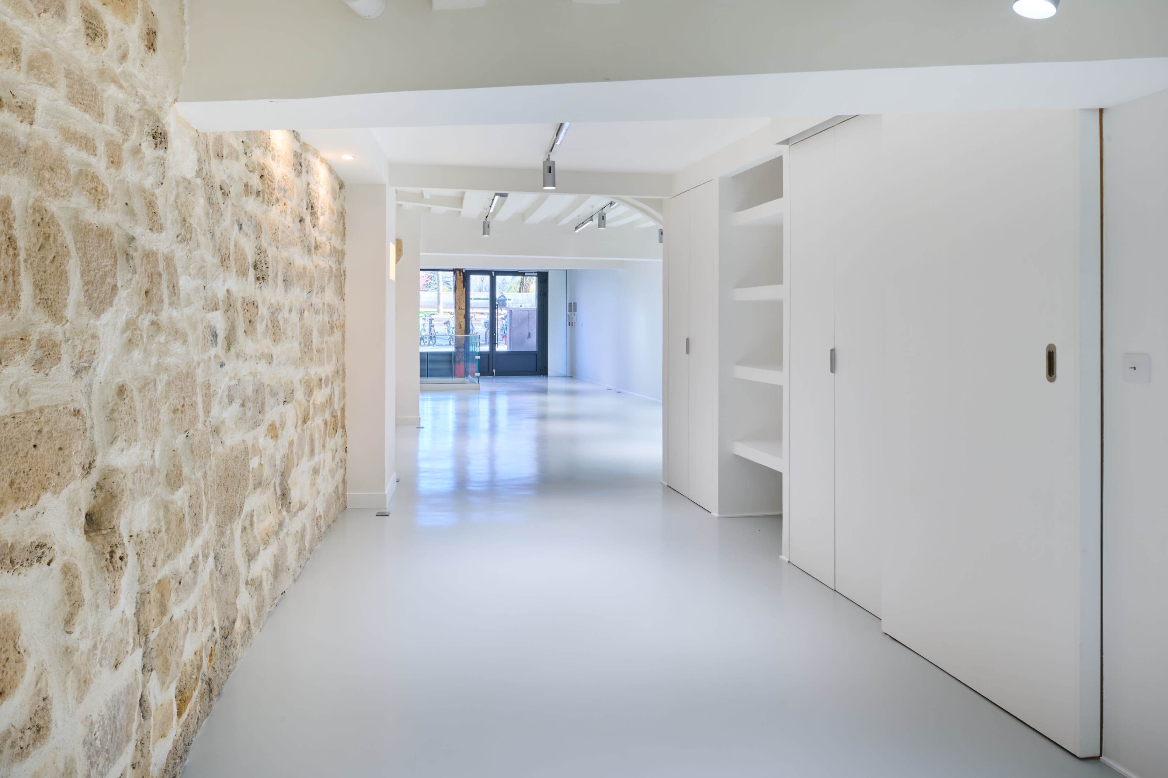 Modern Gallery/Pop-up close to Notre Dame Image dans St Victor, Paris, 