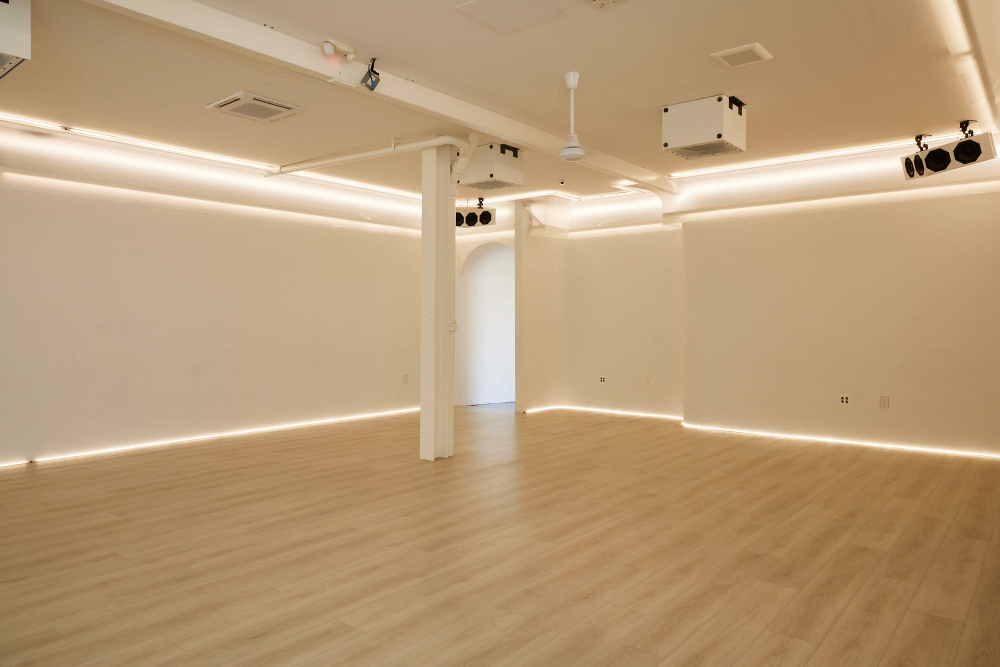 Soundproof White Loft Studio with High Ceilings in Greenpoint Image in Greenpoint, brooklyn, NY