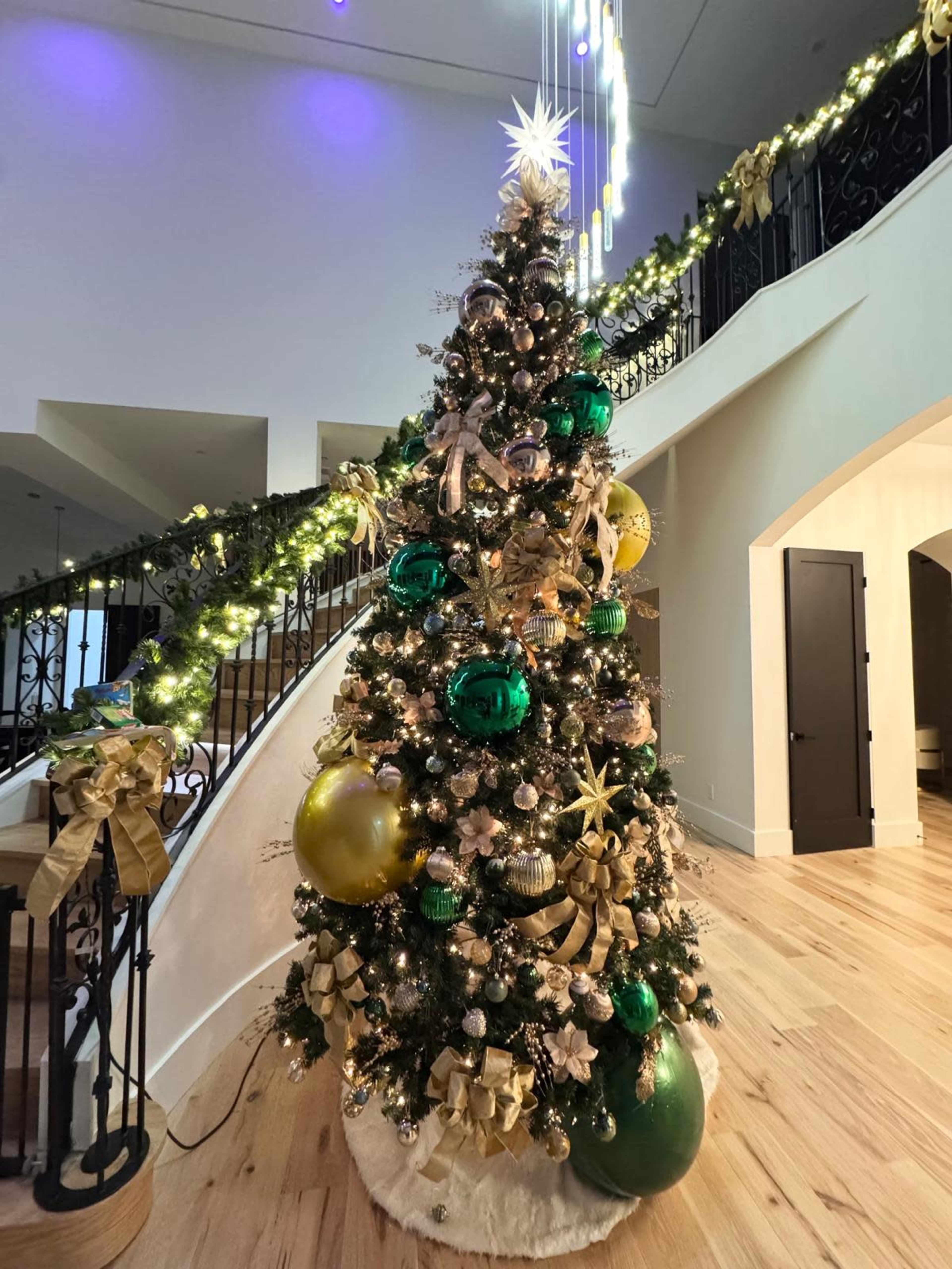 📸Capture the Holidays: Stylish Space with Decorated Tree🎥 Image in South Fulton, Atlanta, GA