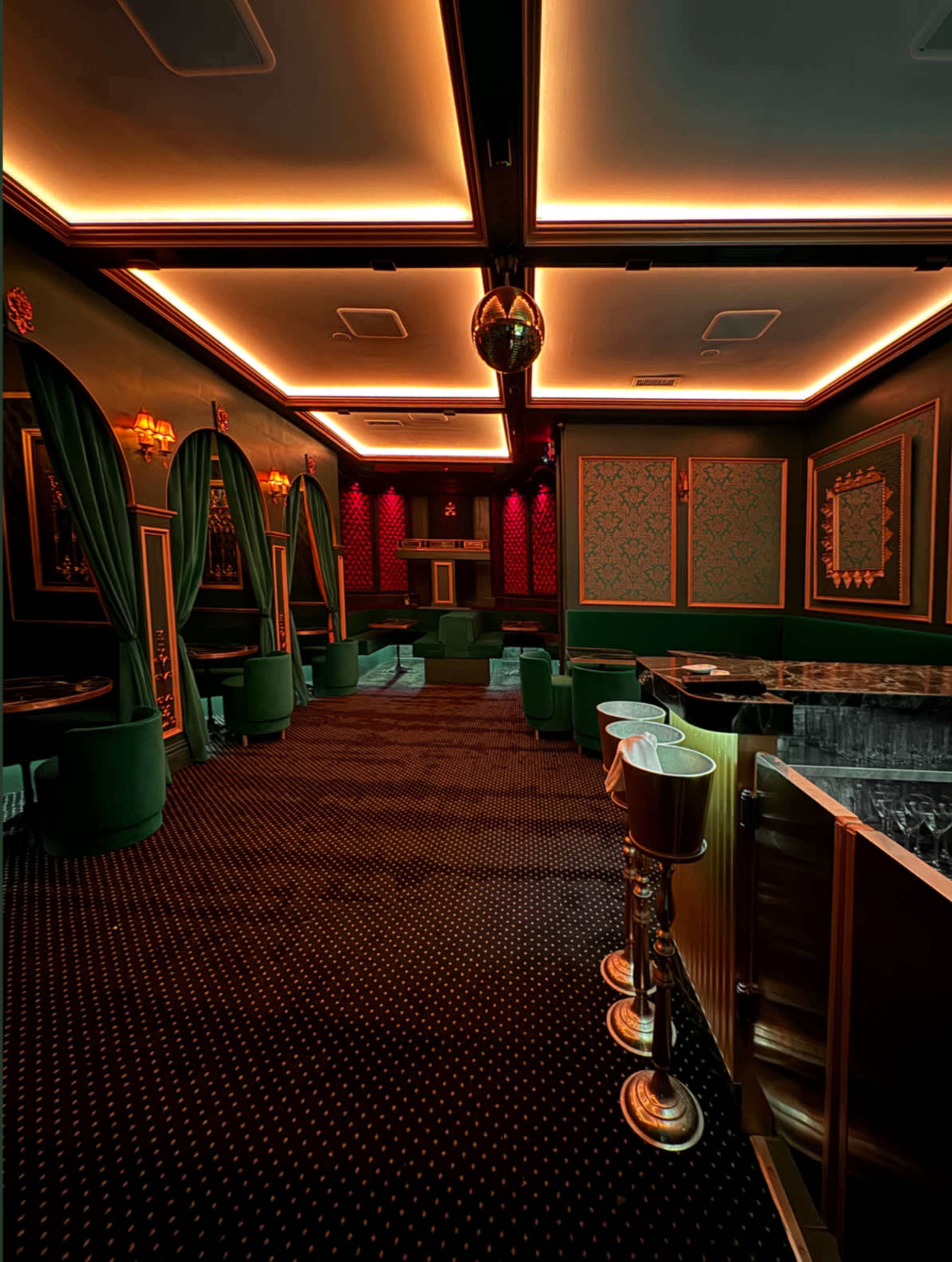 Parisian Luxury Restaurant And Bar In The Heart of Sunset Boulevard Image in Central LA, Los Angeles, CA