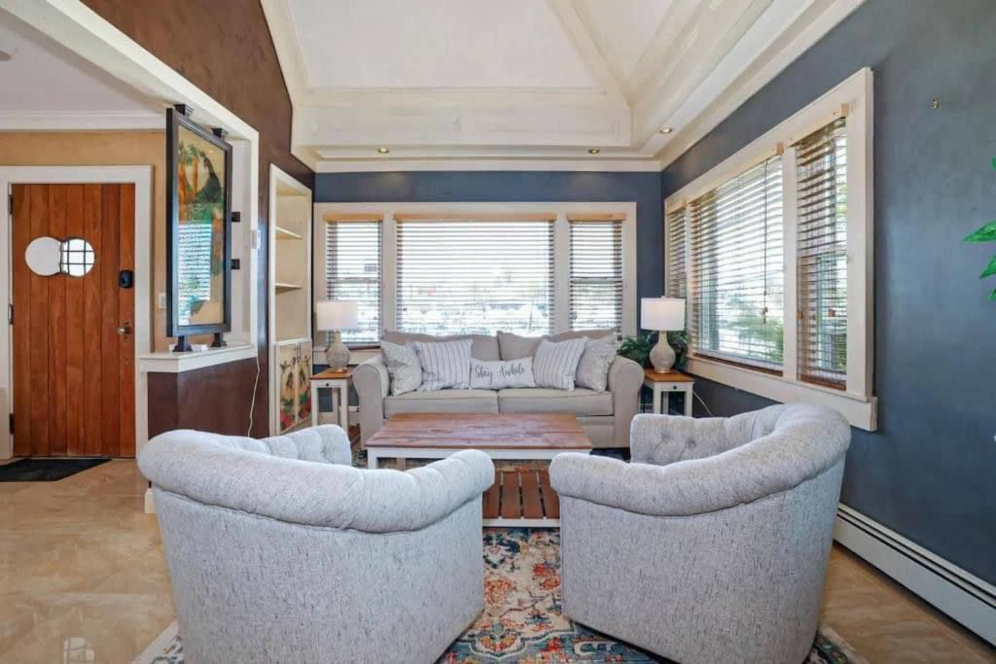 Charming Sunlit Home with Cozy Lounge and Artistic Details Image in New Rochelle, New rochelle, NY