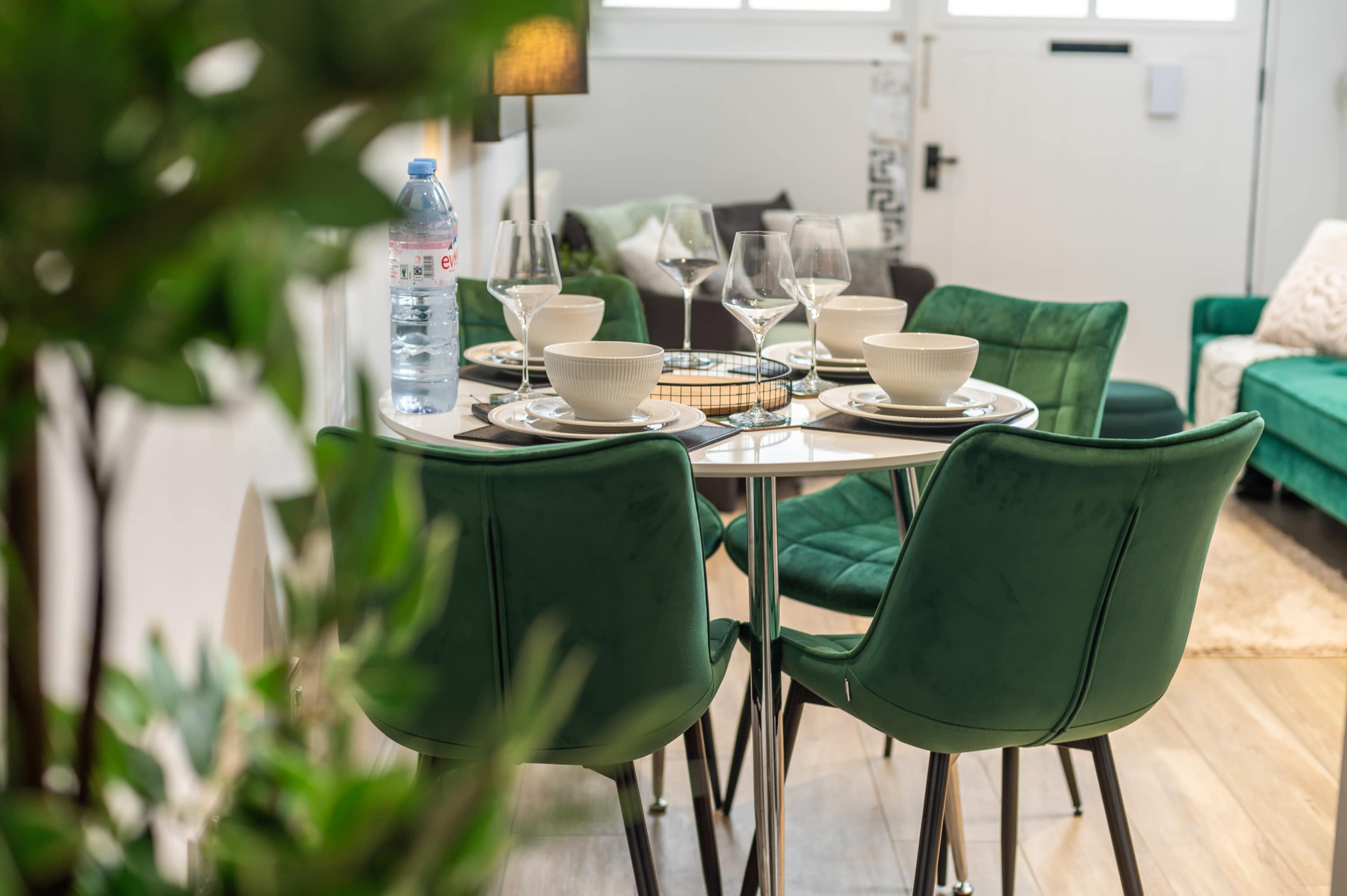 Modern stylish 2BR apartment, Clean look with hints of green decor Image in Finsbury Park, london, ENG