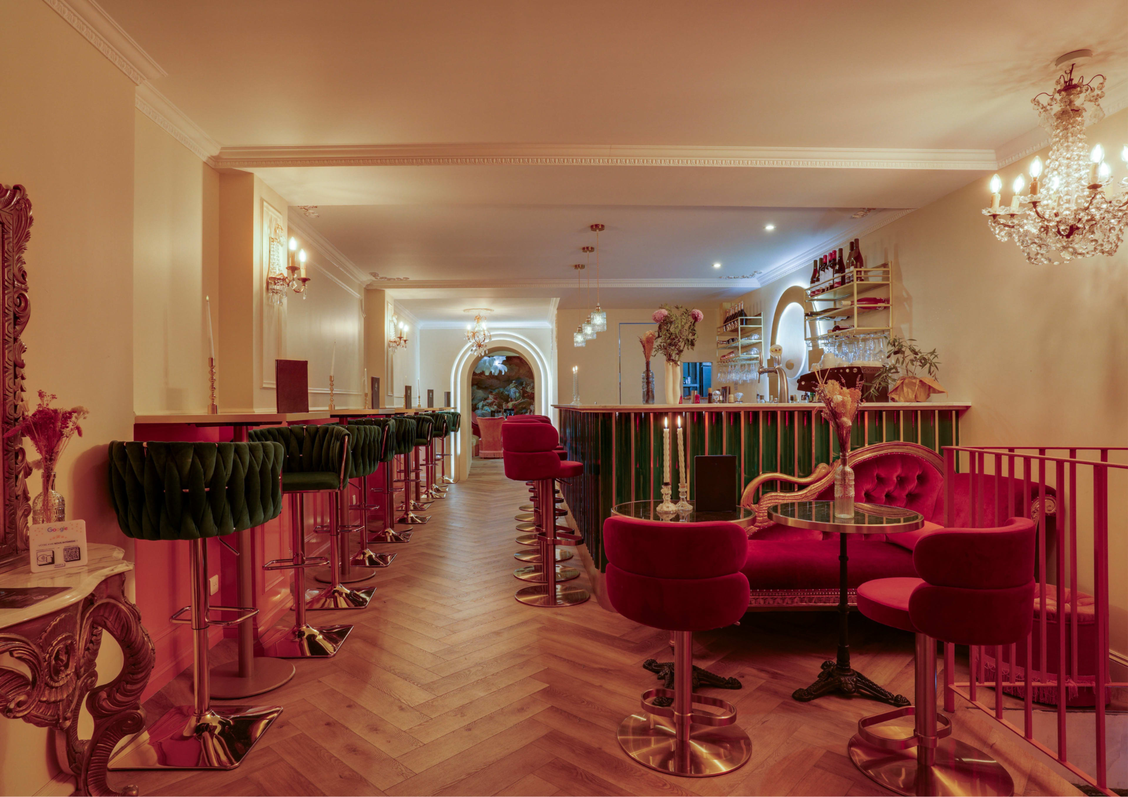 Restaurant baroque, cabinet de curiosité, bar boudoir Image in Sainte-Avoye, Paris, 