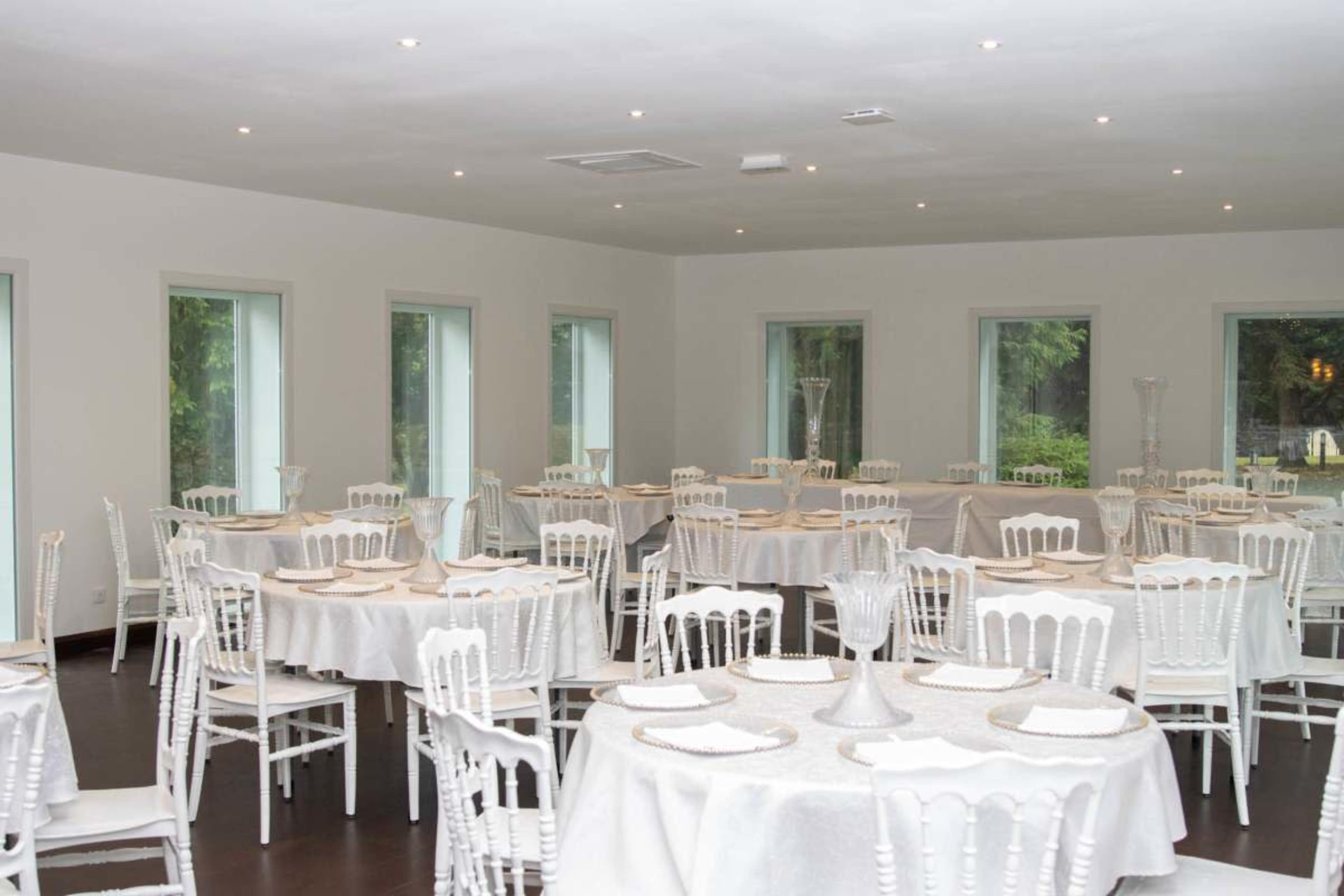 Château en pleine nature avec vu sur le parc Image in , Montussan