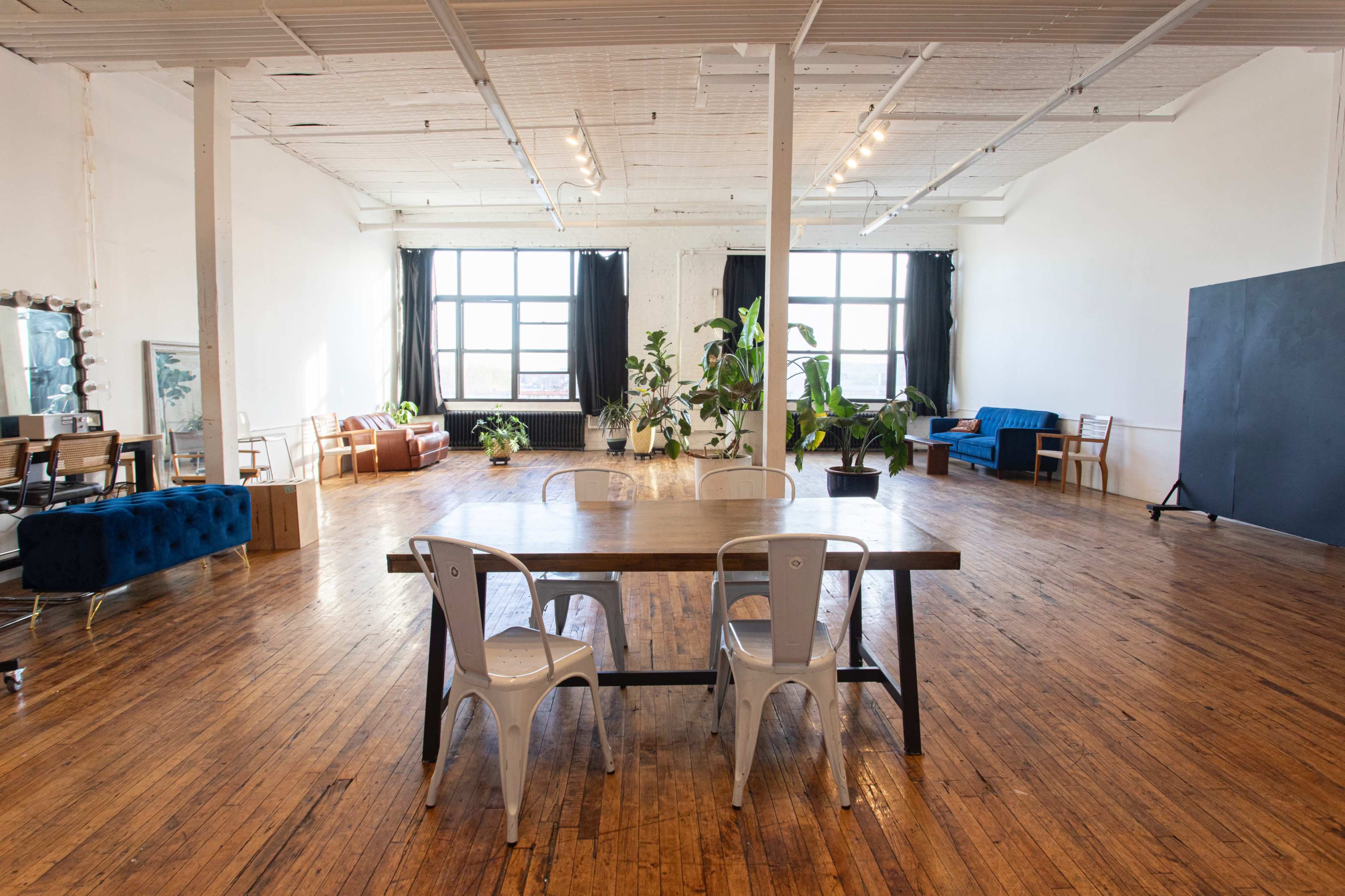 Sosna: 🌱Huge Bright Vintage Loft w/Plants+Trees  🍃 1300 SQ Image in East Williamsburg, Brooklyn, NY