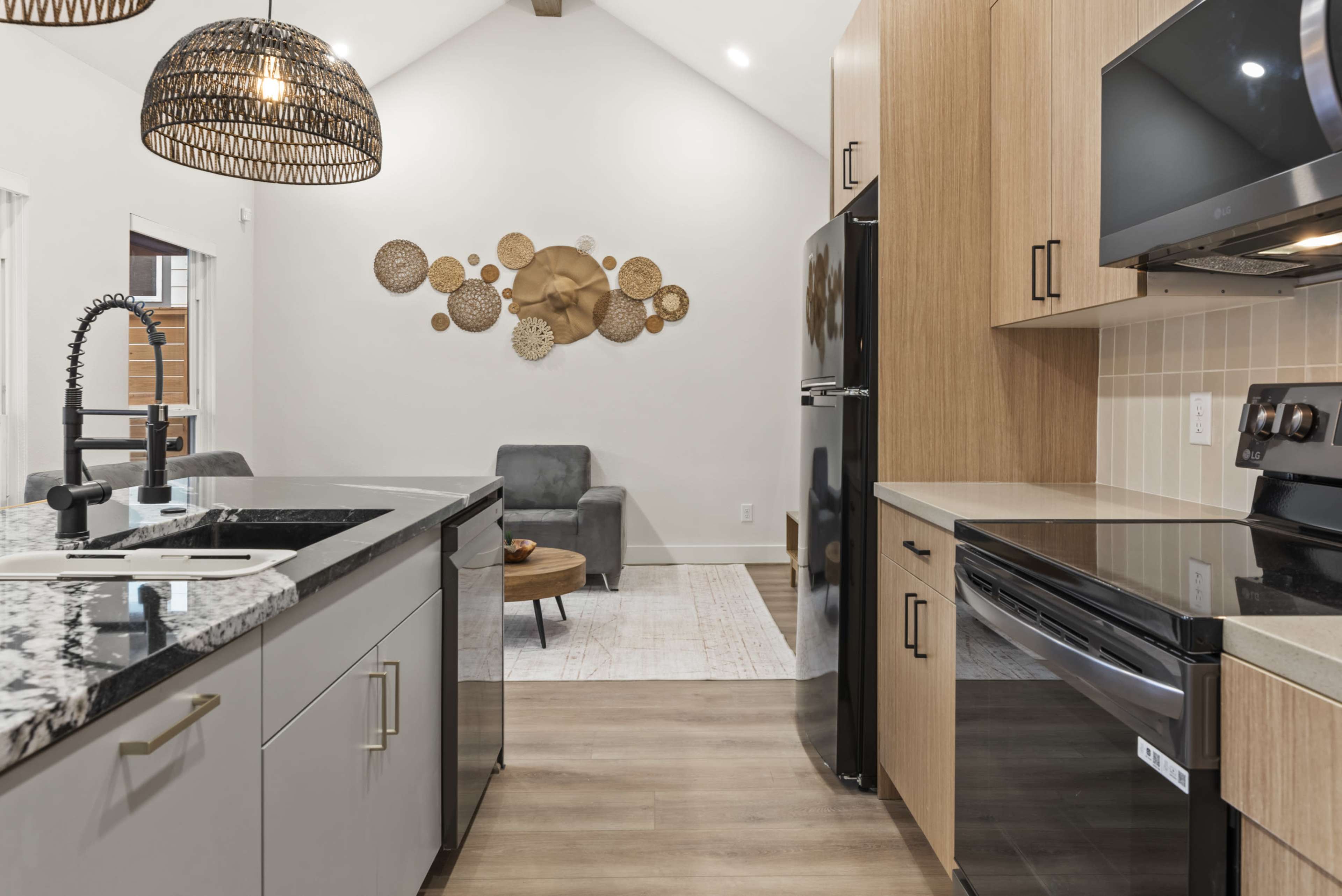 Desert Rose TINY HOUSE ✨ Stylish Tiny House with Desert vibes, Quiet & Photo-Ready - Shared Patio Image in Second Ward, Houston, TX