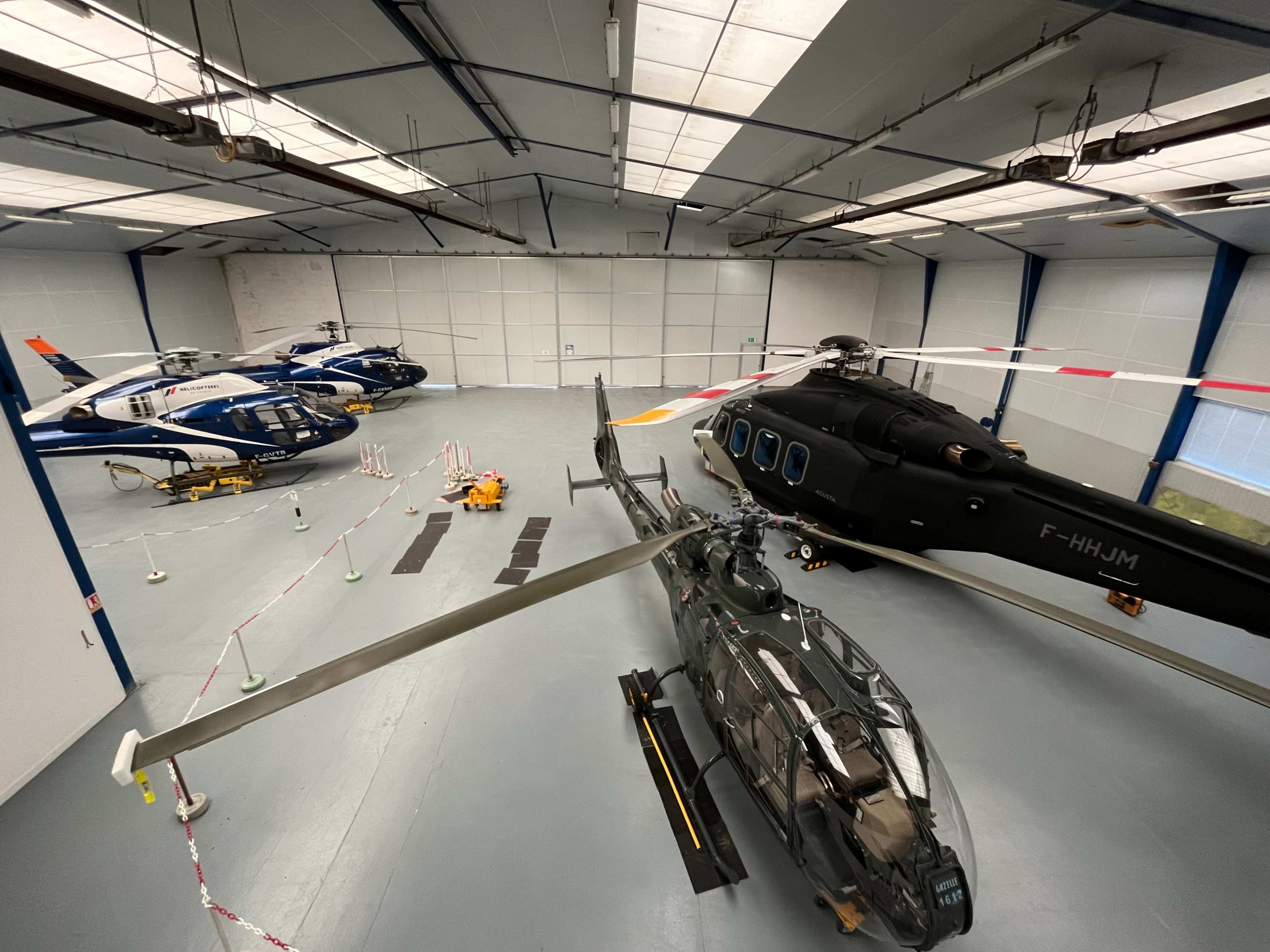 Hangar aéronautique spacieux Image in , Toussus-le-Noble, 