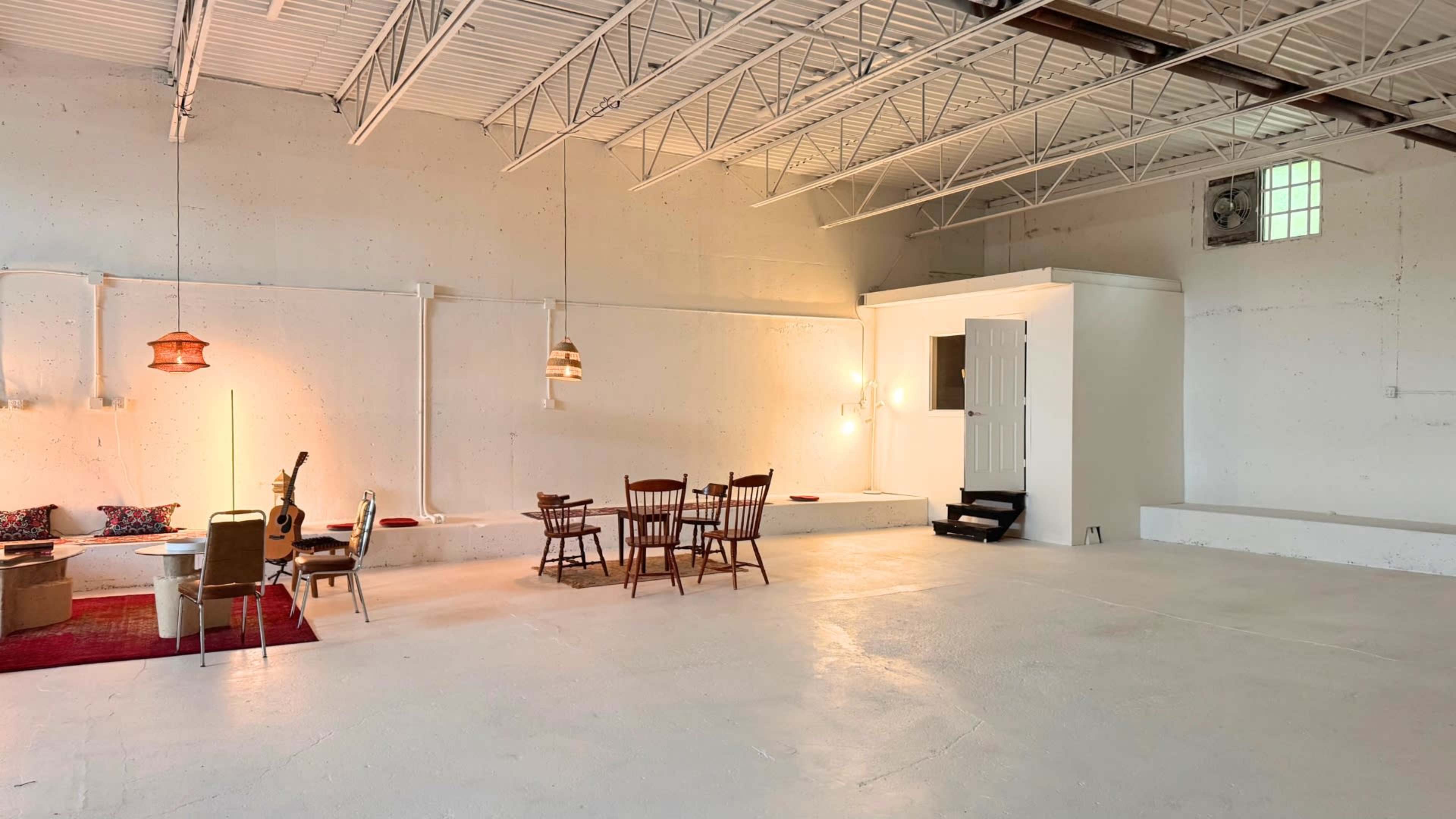 Bright & Open Hard Loft Studio Image in Flamborough, Dundas, ON