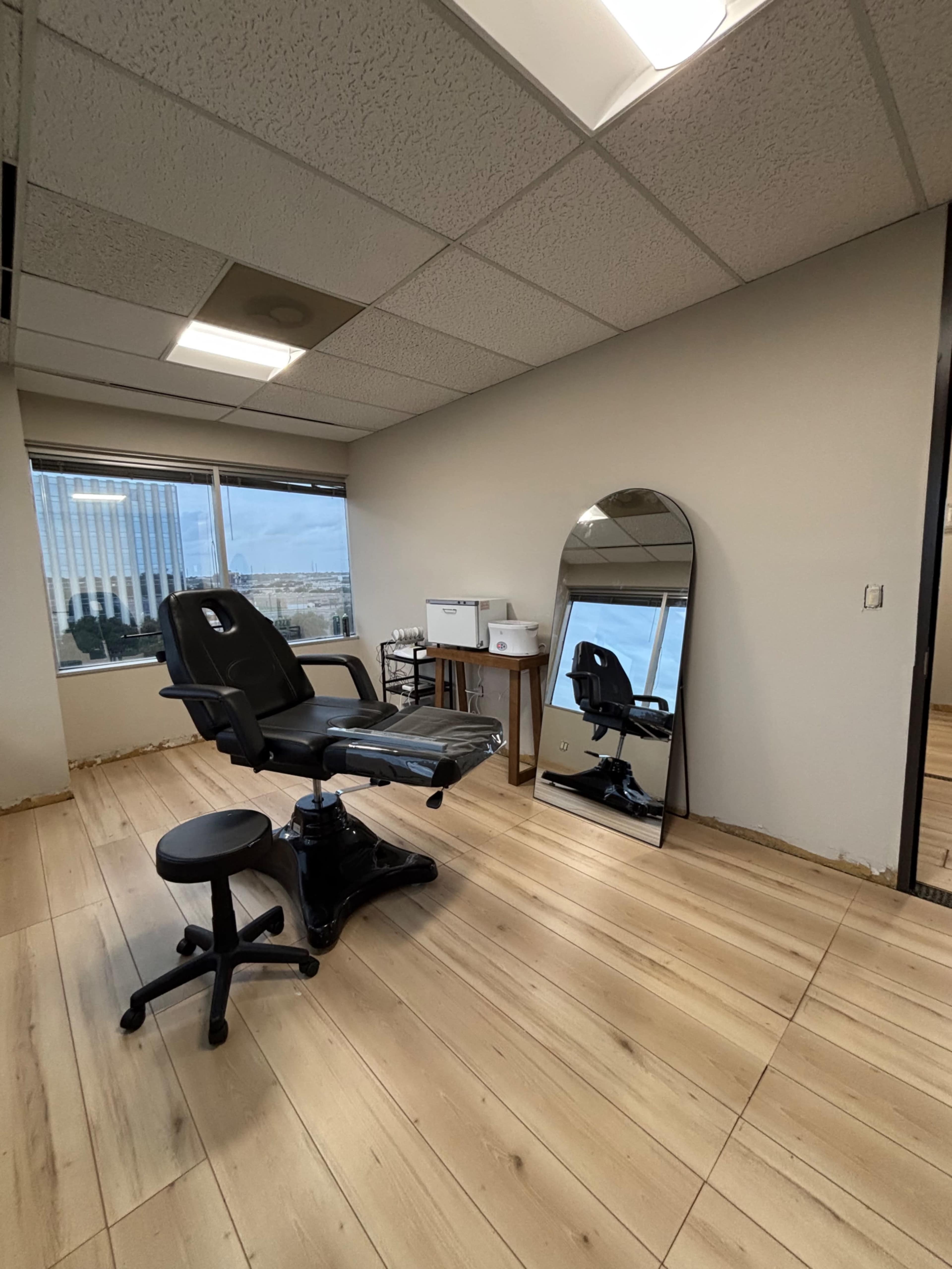 Close to downtown/ med spa/ yoga space with great lighting Image in Dallas, Dallas, TX