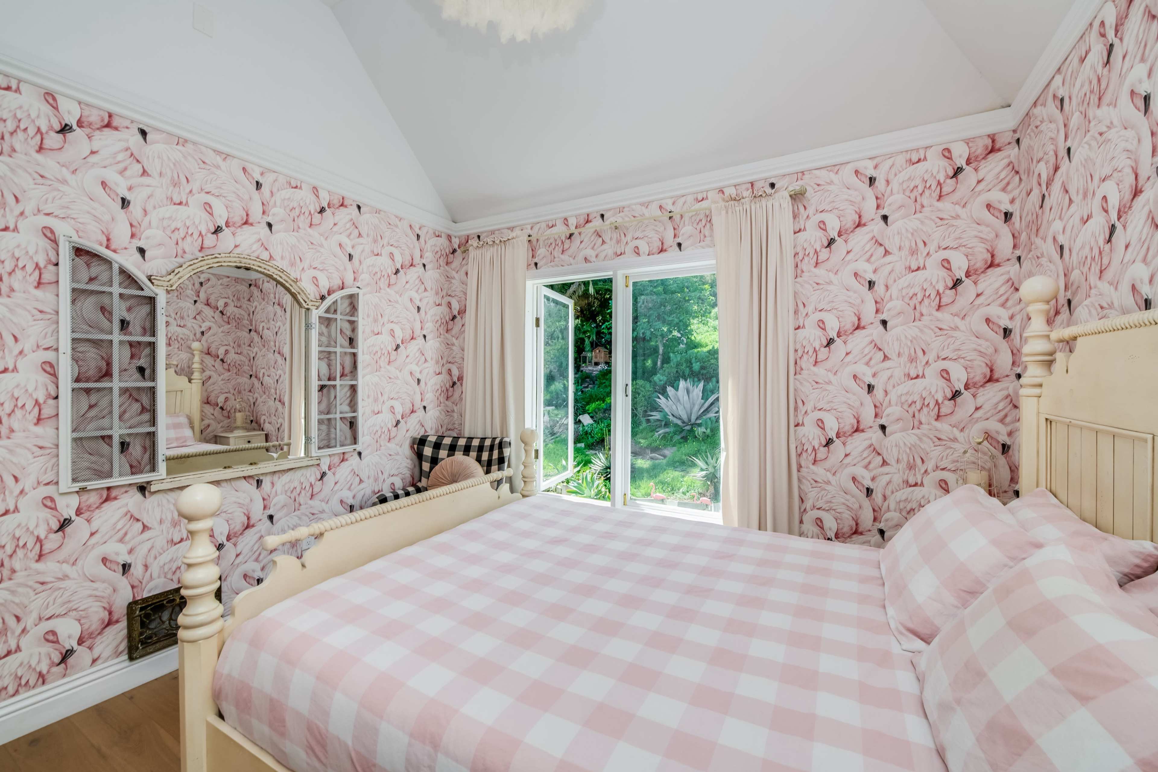 Paris chic meets Old Hollywood, with view & garden Image in Adams Hill, Glendale, CA
