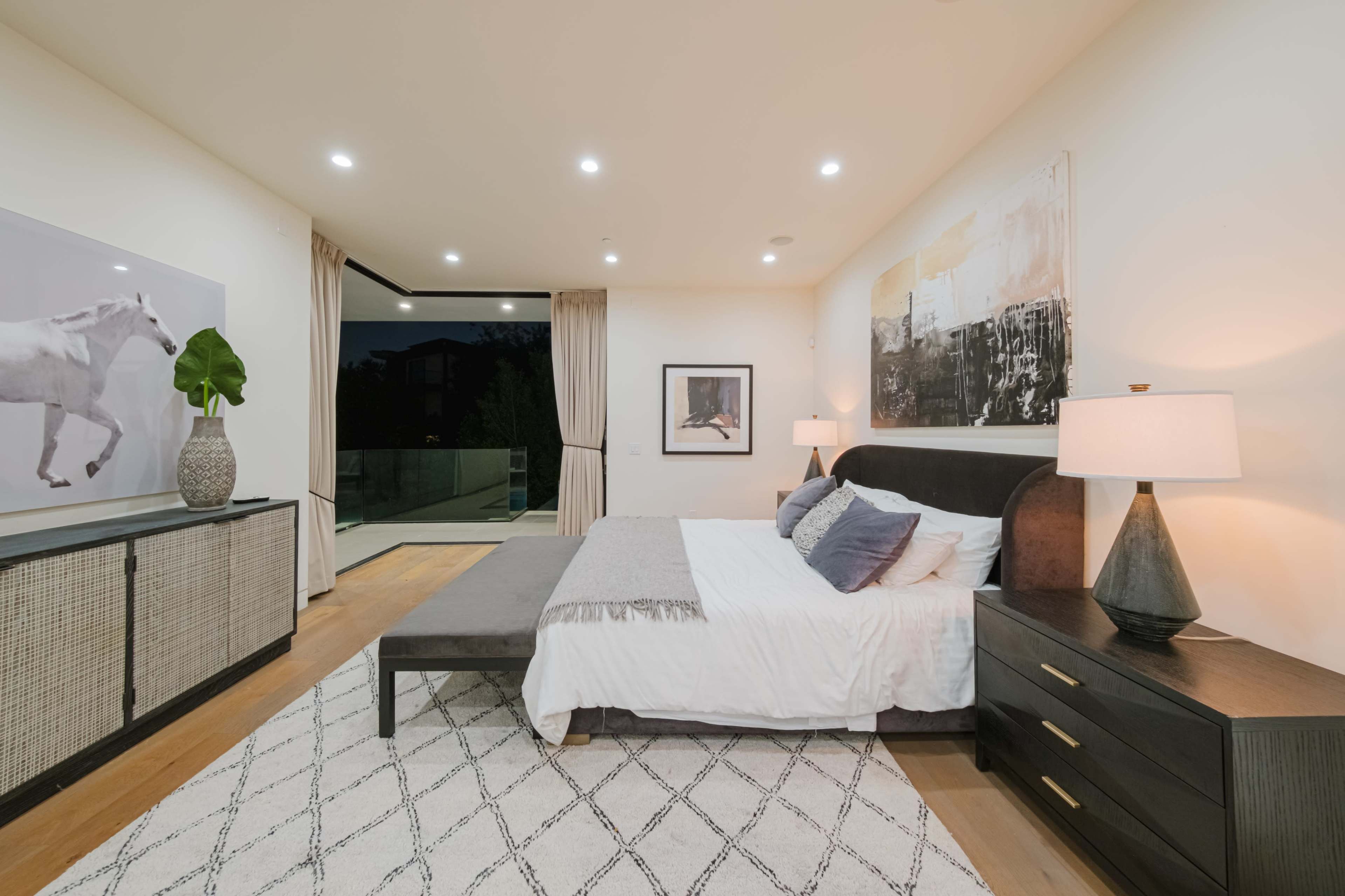 SLEEK HOLLYWOOD HILLS RETREAT WITH SKYLINE VIEWS Image in Central LA, Los Angeles, CA