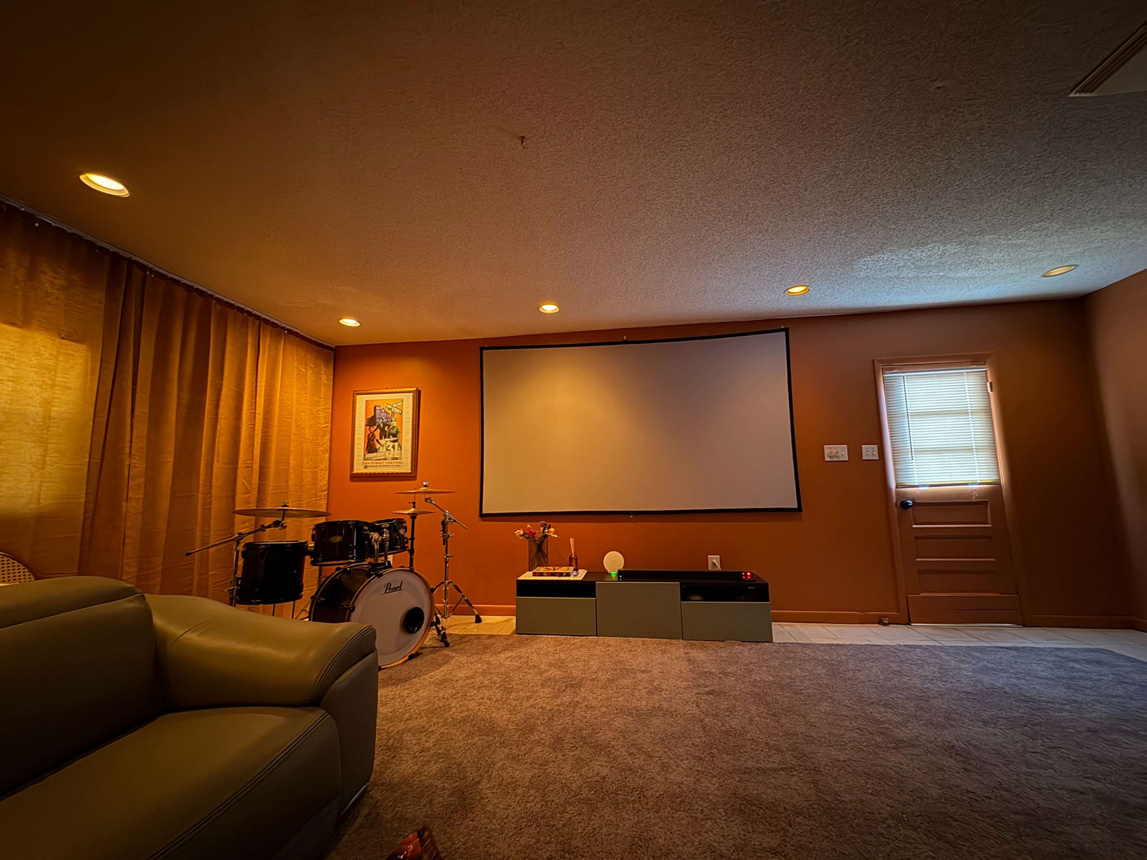 Cozy "Living Room" garage space Image in Wythe, Hampton, VA