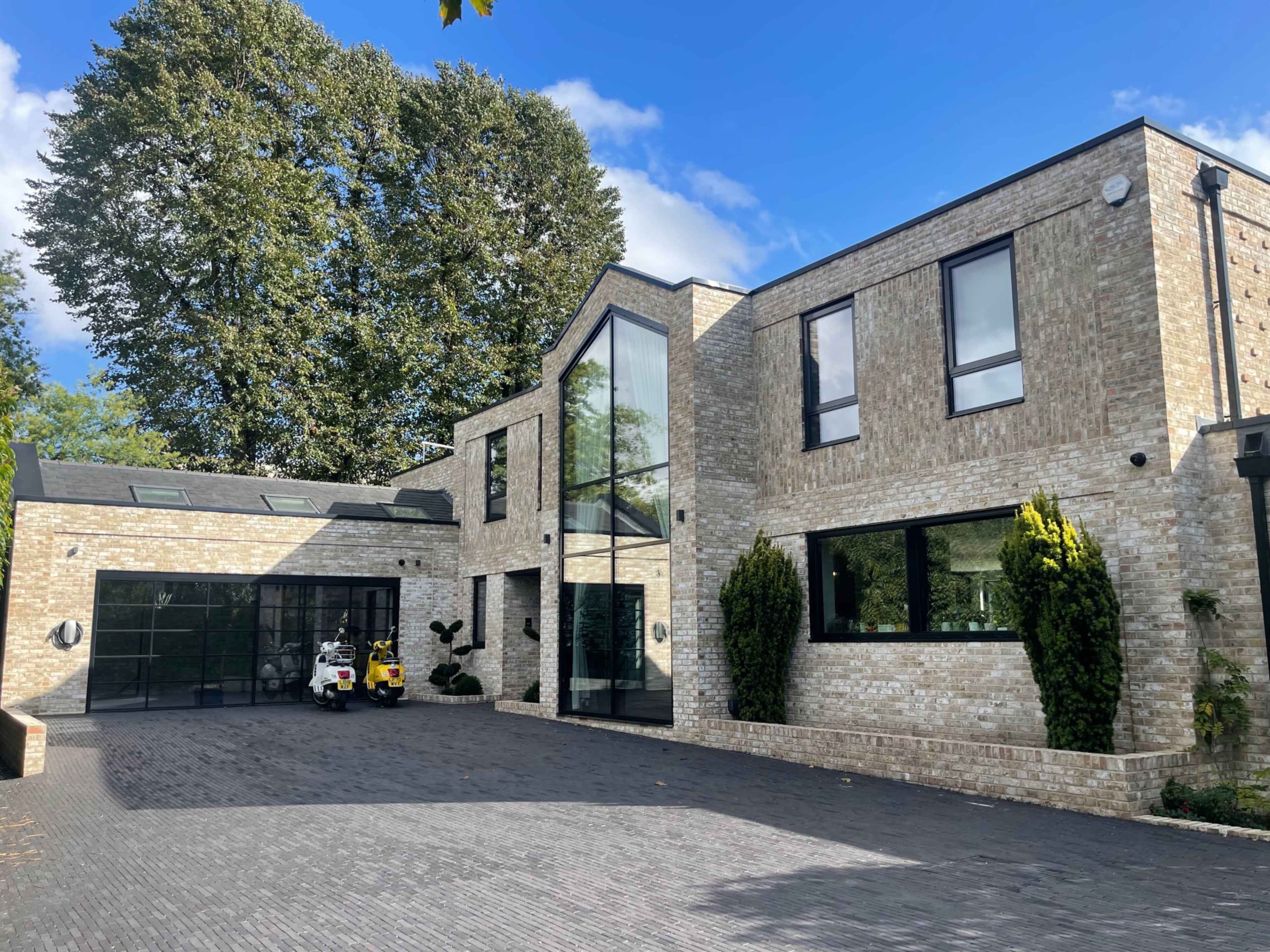 Open-plan modern house on 5 an acre with Shooting Studio and private parking Image in Kew, Richmond, ENG