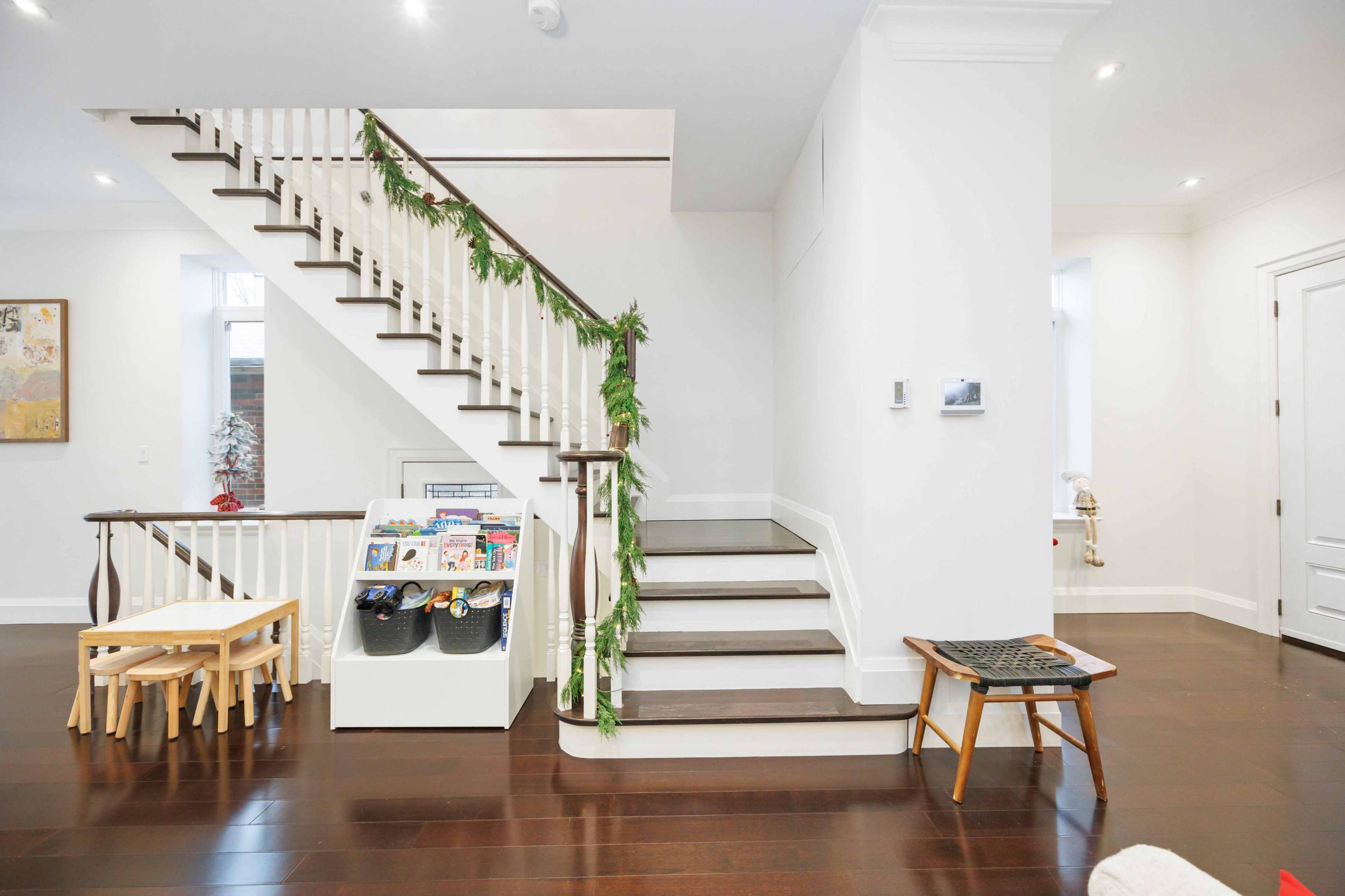 Bright Modern Family Home with Open-Concept Living & Elegant Kitchen Image in Birch Cliff, Scarborough, ON