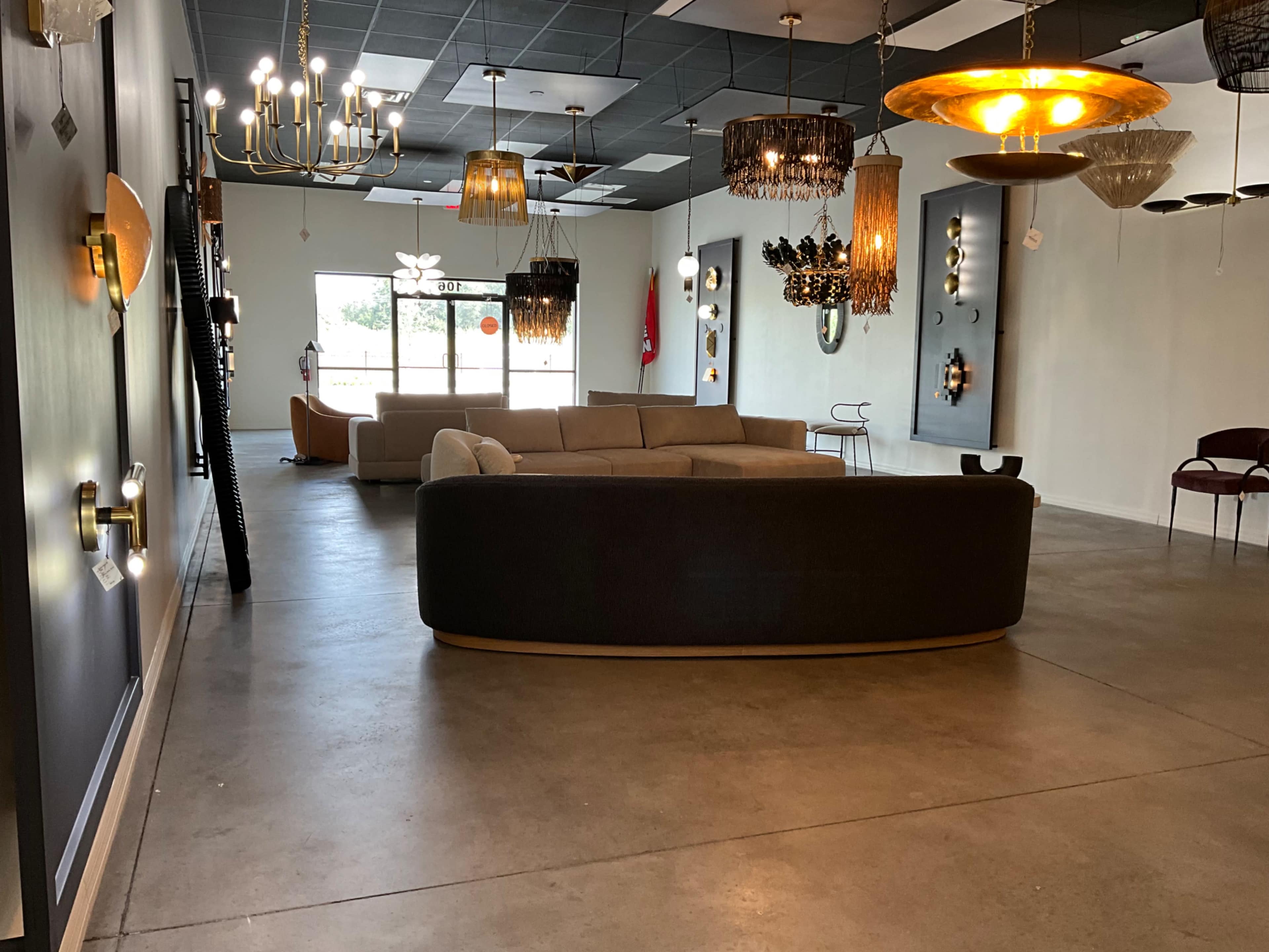 Showroom Ideal Setting for Hosting an Event, Party or Photoshoot Image in St. Cloud, st. Cloud, FL