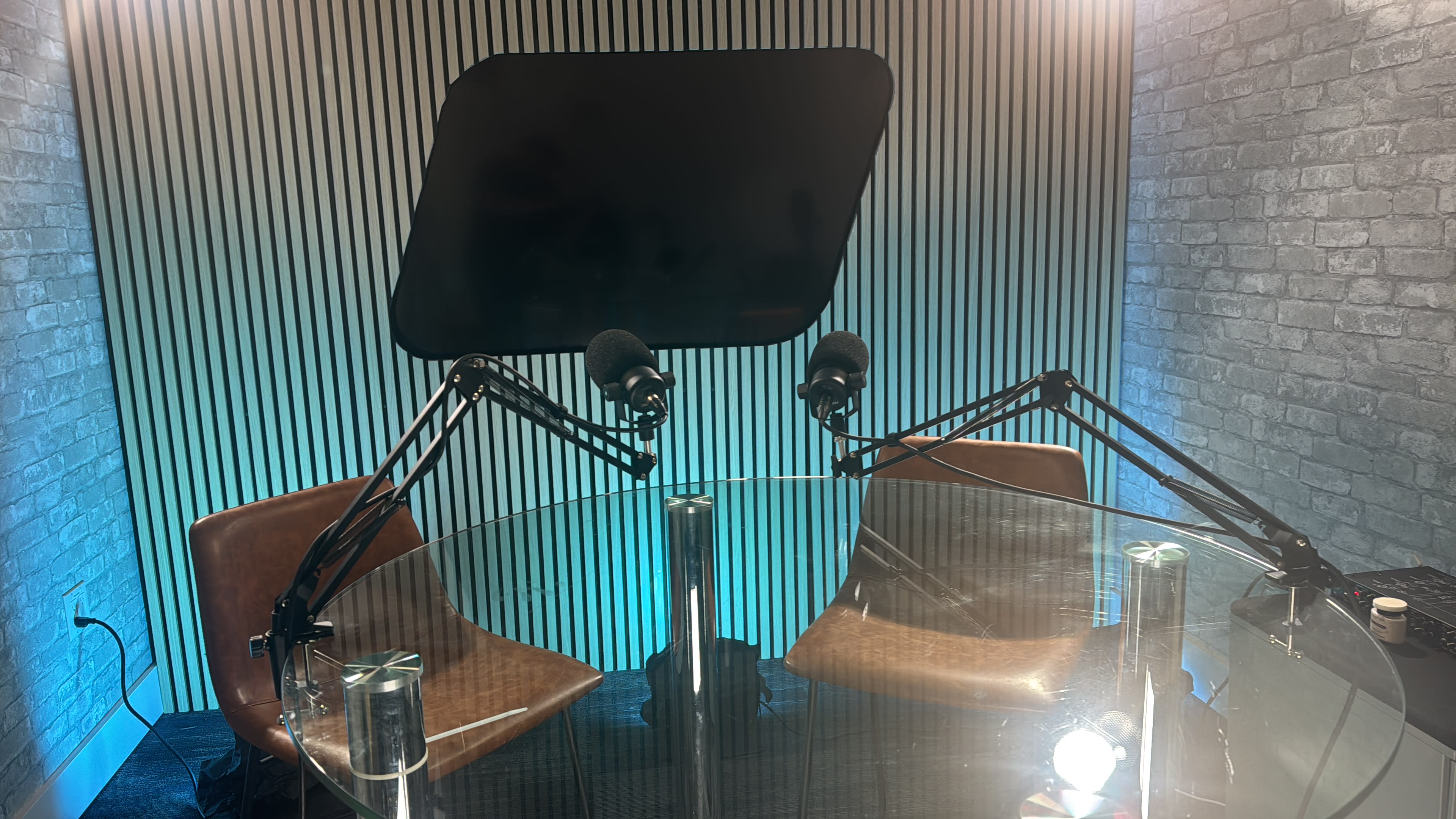 Podcast studio ready for record or live streaming Image in Flagami, Doral, FL