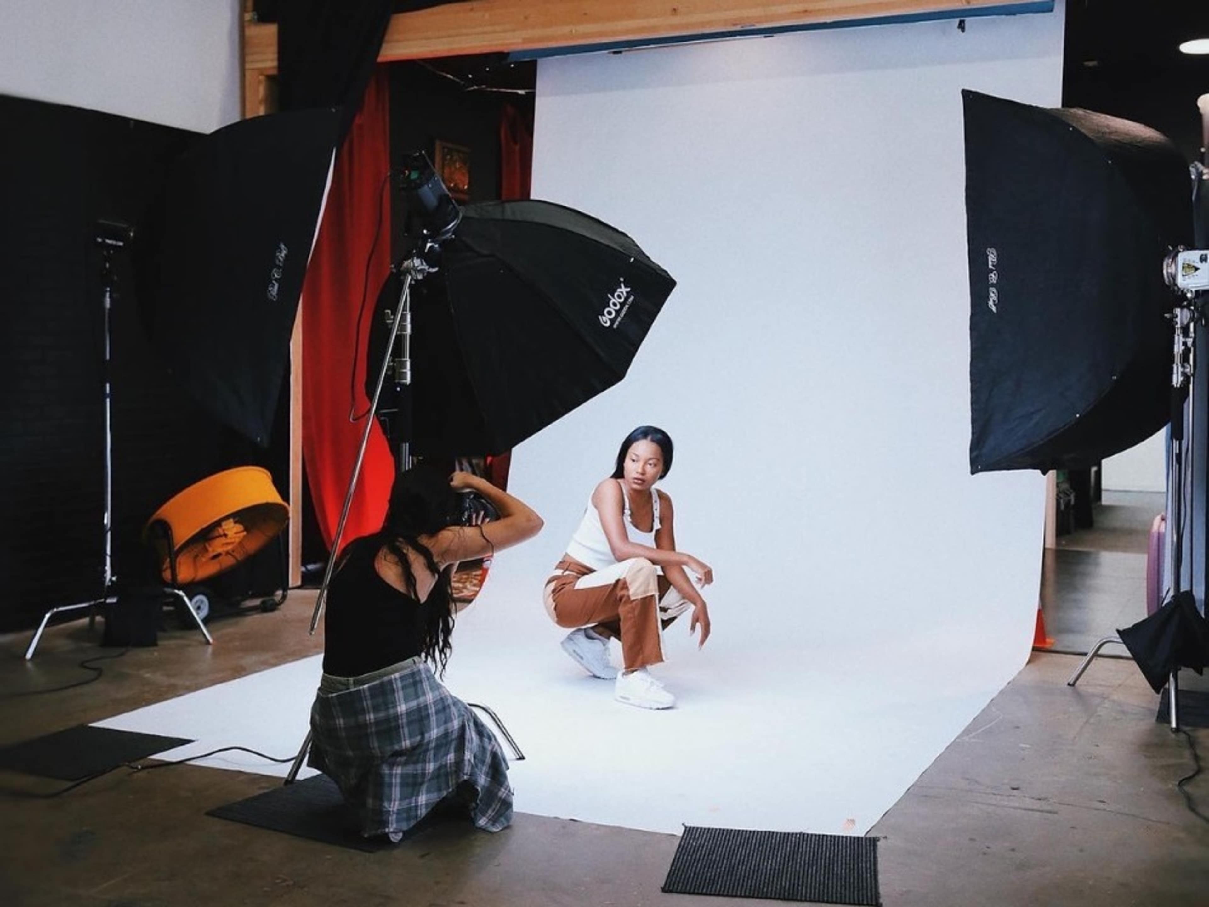Roll Down Backdrop & Strobe Lights (2x)