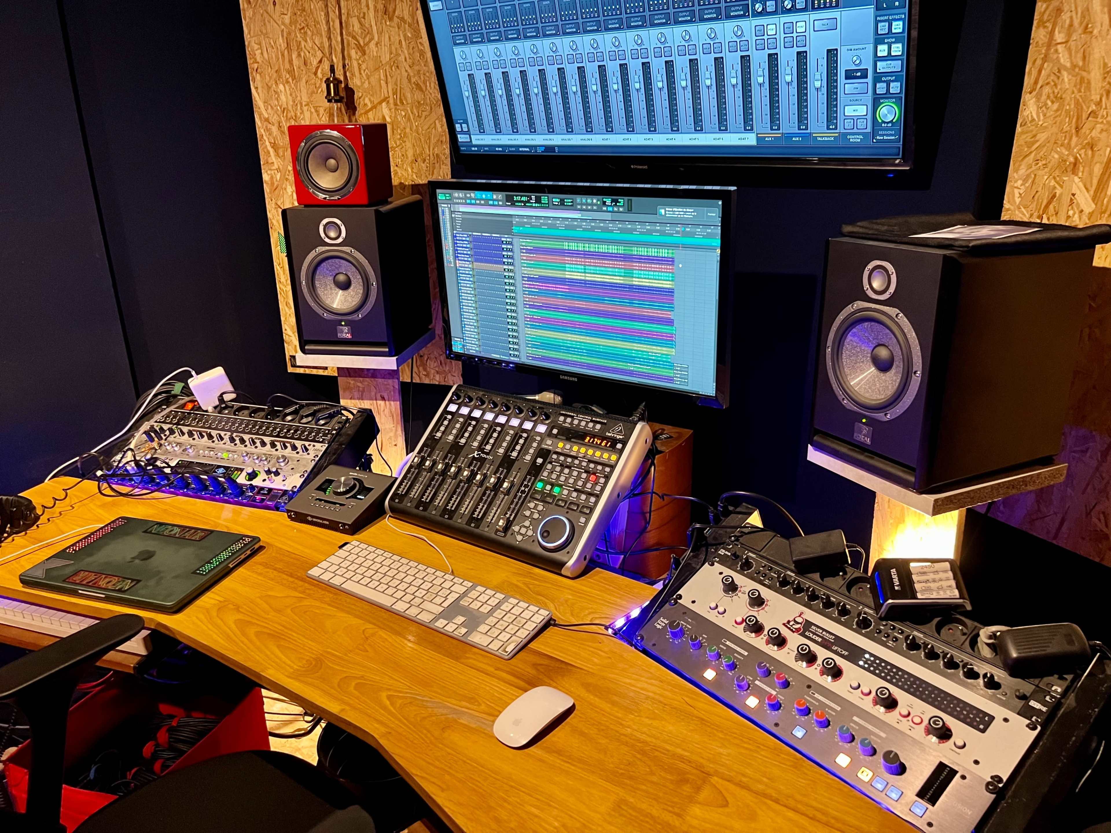 Cabine de mixage, enregistrement, post-production sonore, production musicale Image in , Cachan