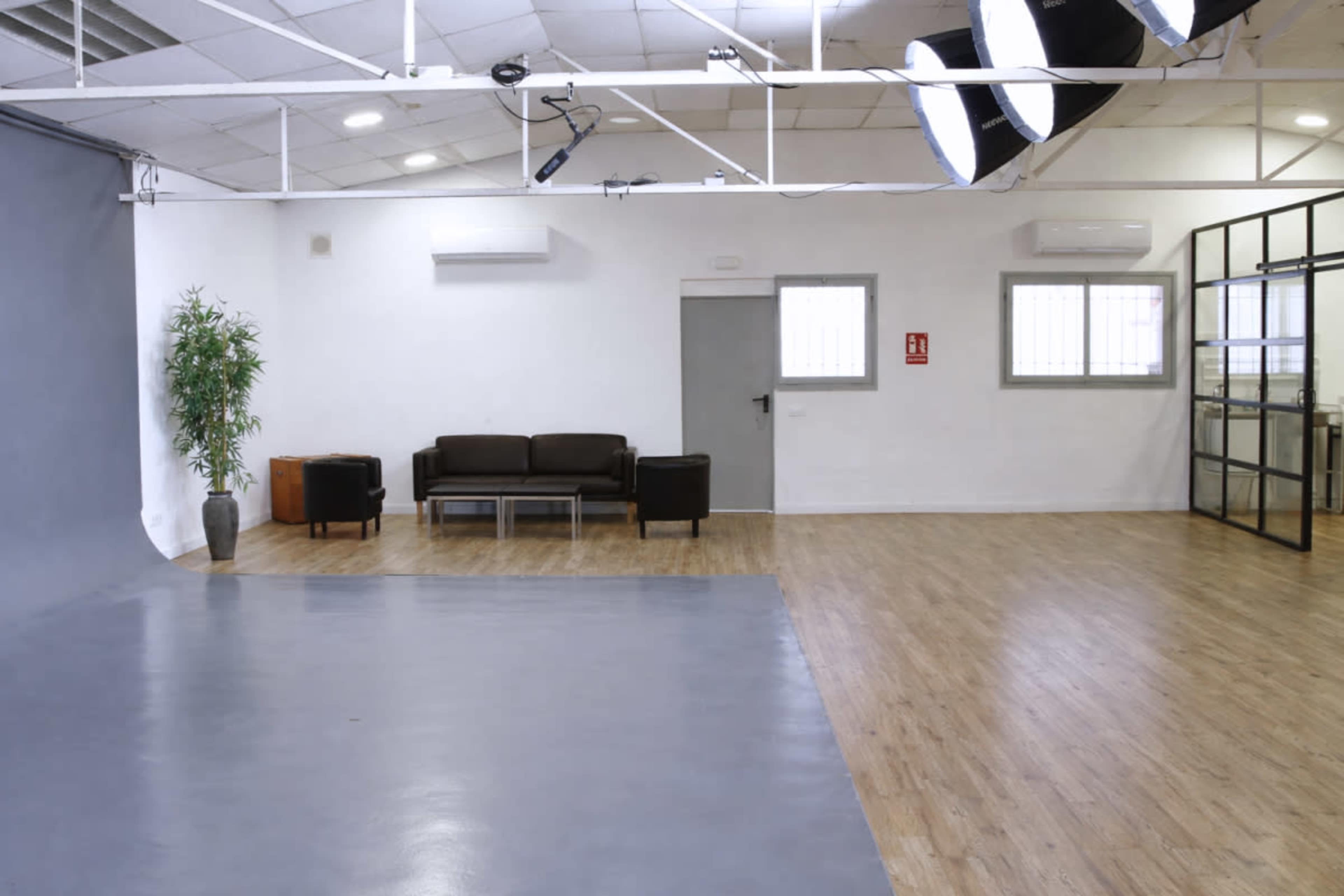 Frank Stein Studio Amplio Estudio De 250 M En Gracia Barcelona 
