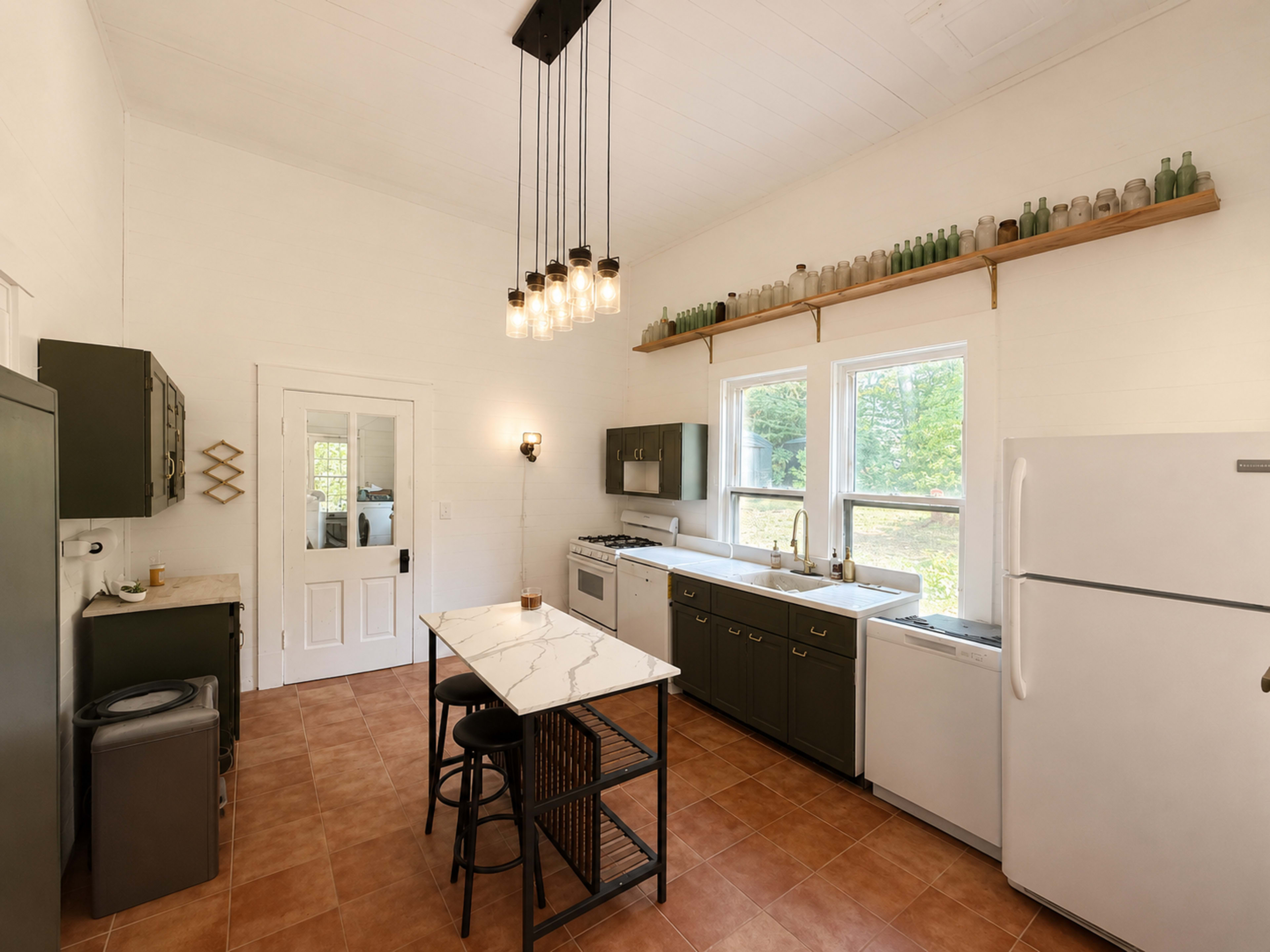 Historic Victorian Home with Library and Cabins Image in Hiram, Hiram, GA