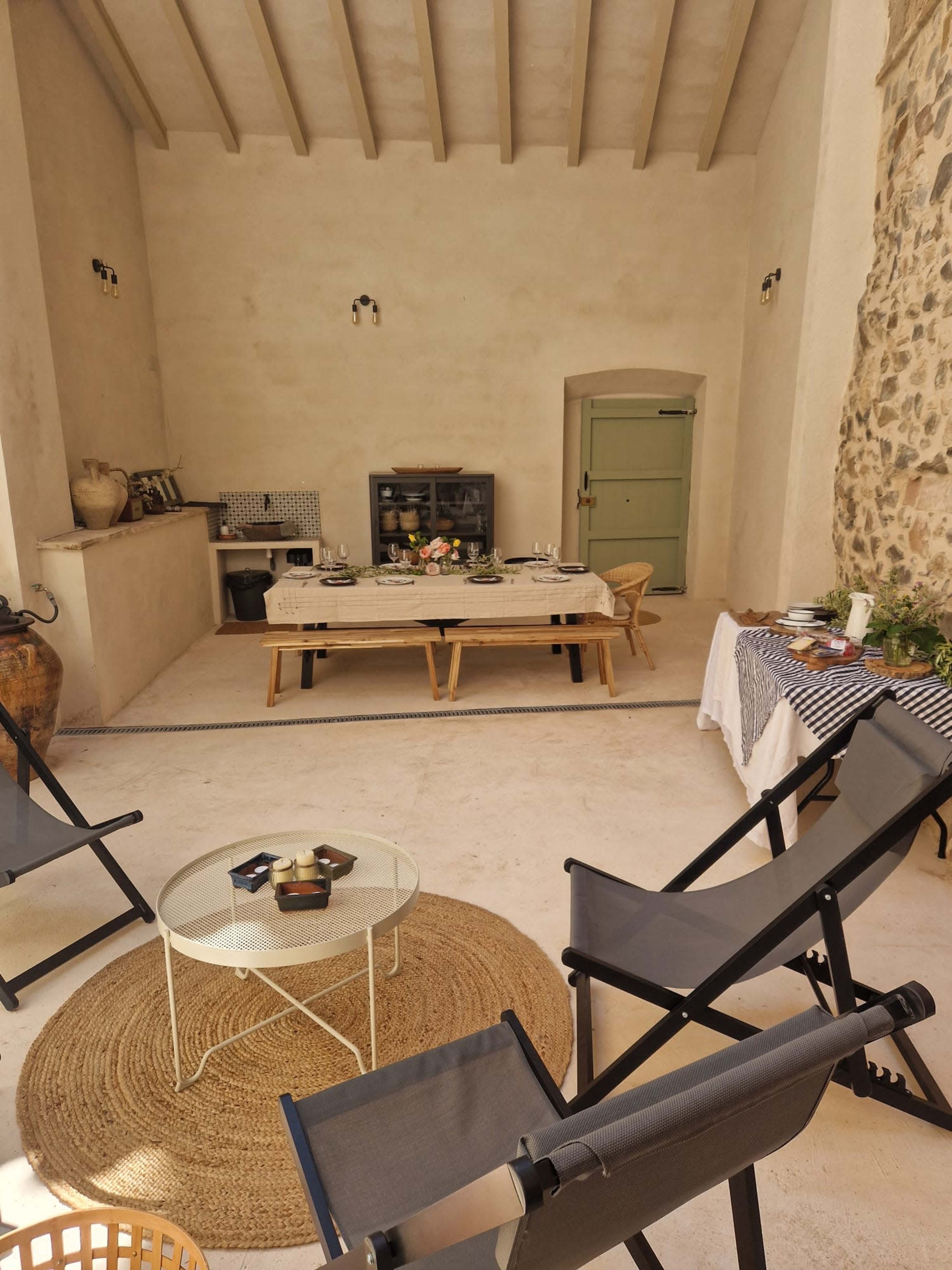 Sala rústica y moderna en el Priorato. Image in , La Vilella Baixa, T