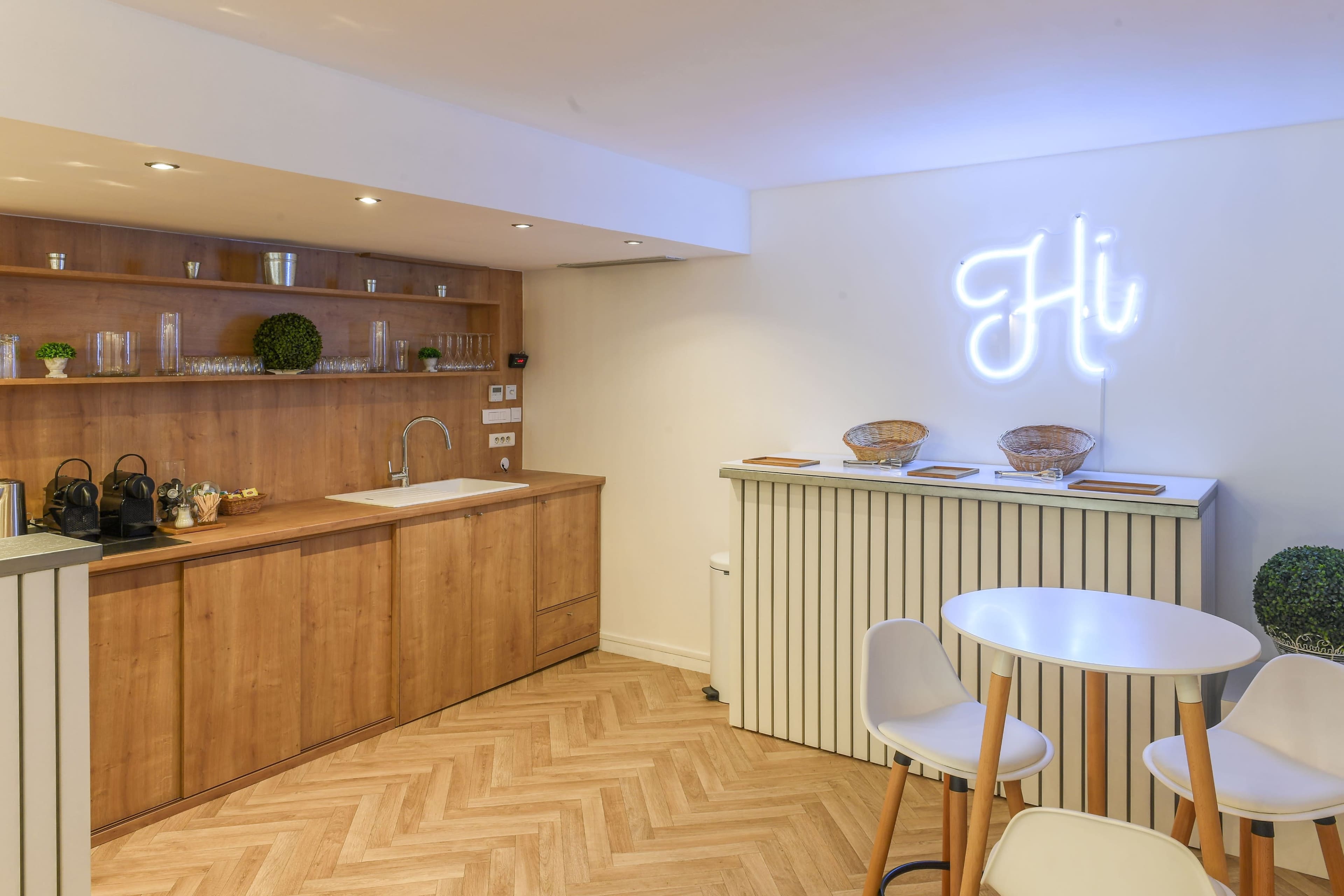 Lieu "comme à la maison" ultra modulable avec une salle principale et 3 petits salons, et une office traiteur . Au total plus de 130m² au RDC Image in Saint-Lambert, PARIS, 