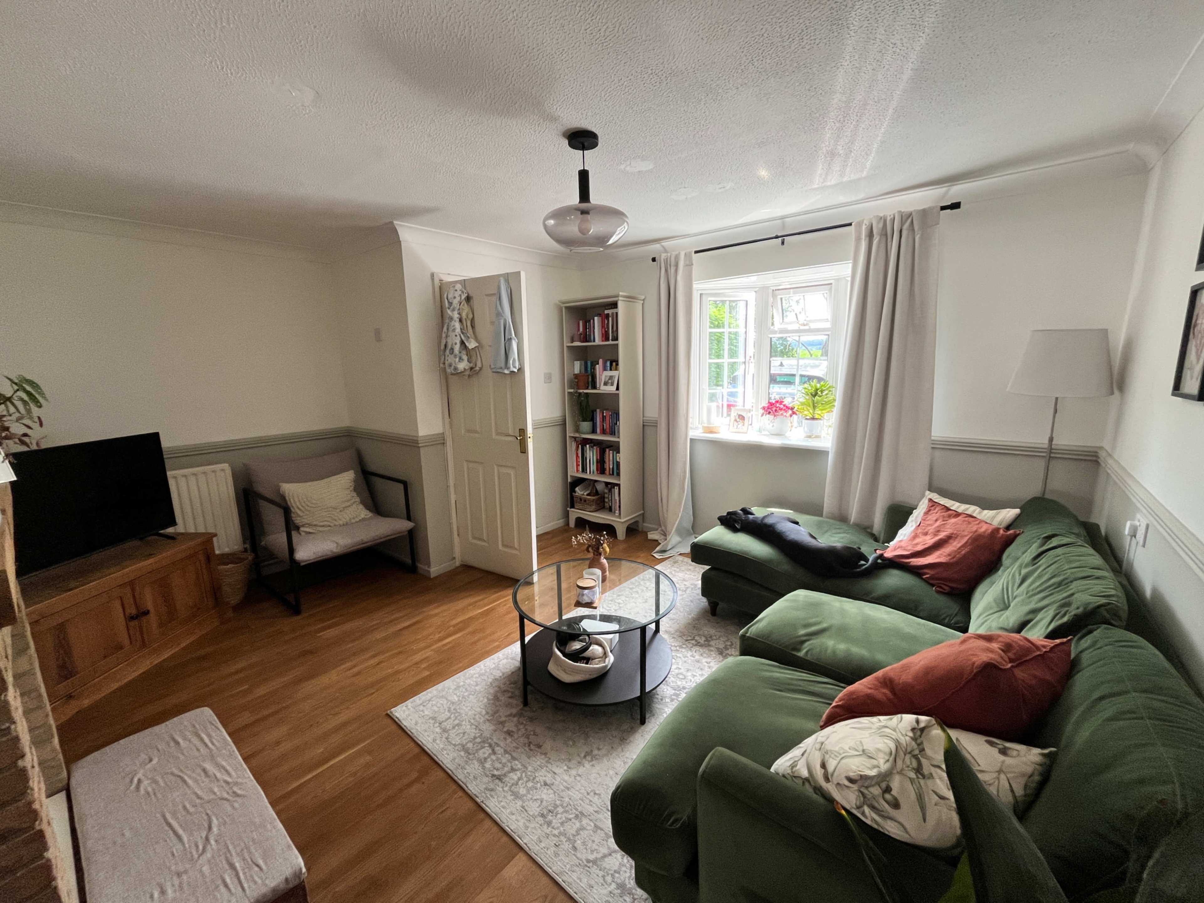 🏡☀️ Bright Family Home with Playroom and Courtyard Garden Image in Petersfield, Petersfield, ENG